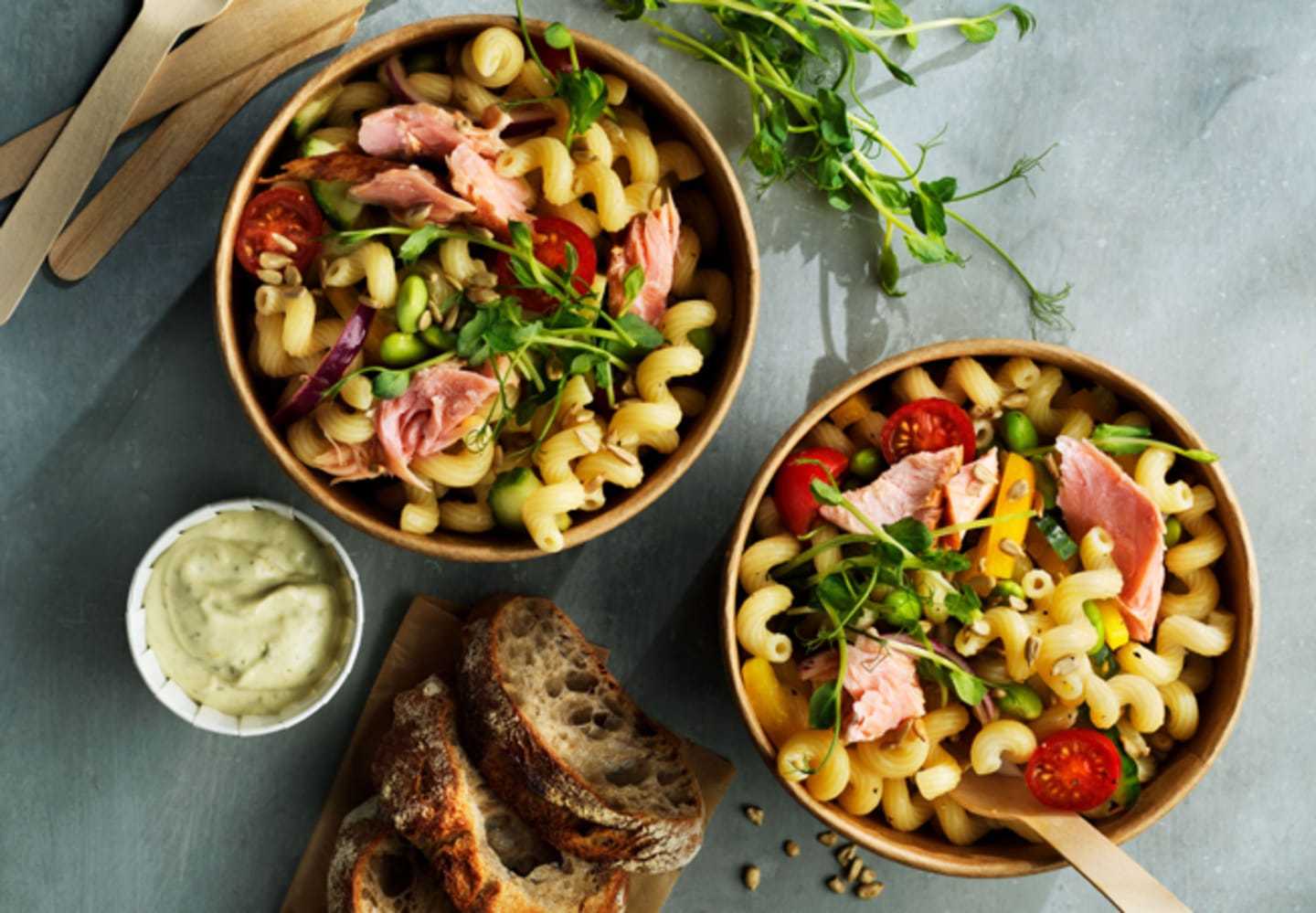 Pastasallad med varmrökt lax och pestoaioli