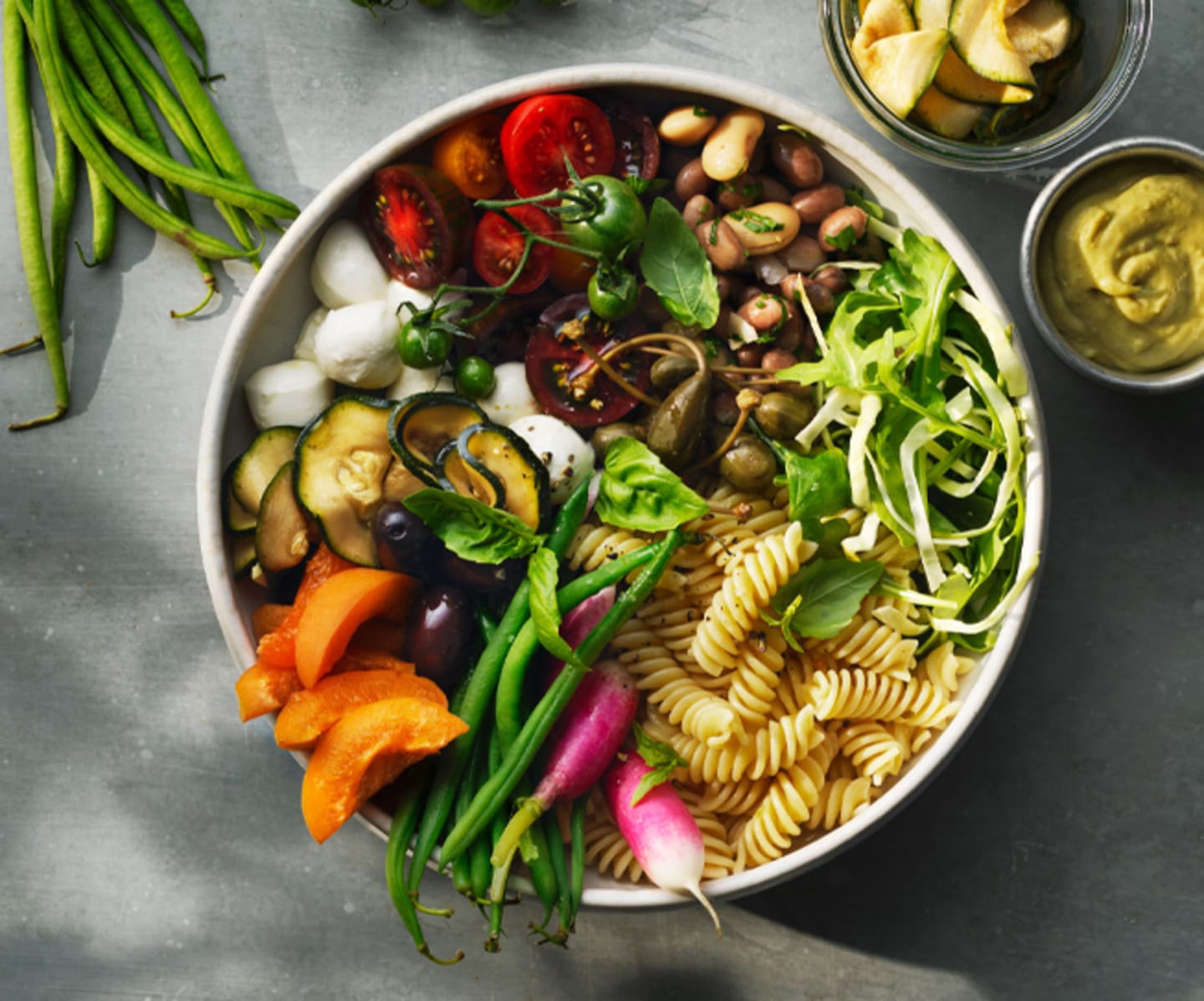 Bowl med fusilli, picklad zucchini och pestomajonnäs