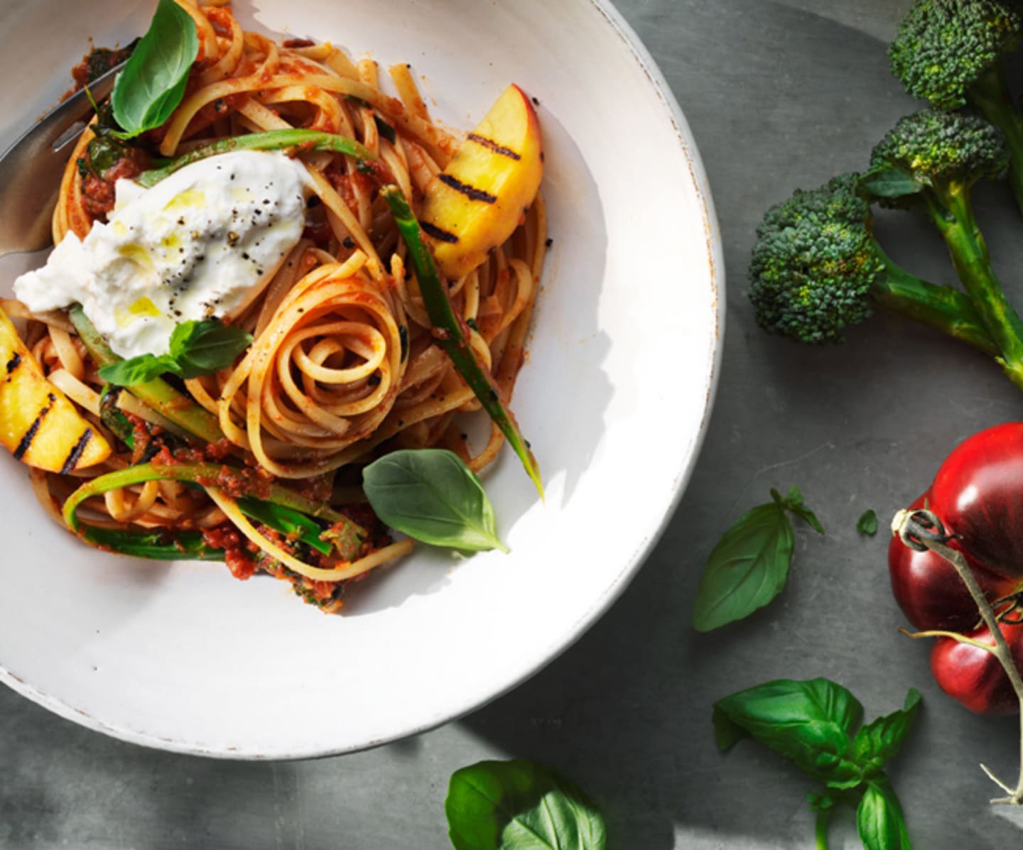 Krämig linguine med burrata och grillad nektarin