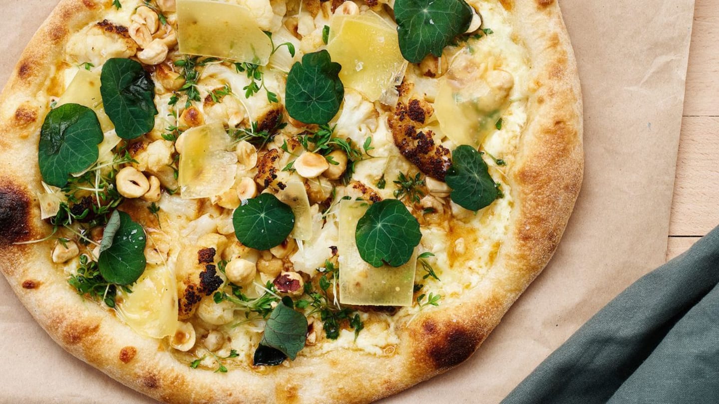 Blomkål, hasselnöt, krasse och brynt smör-pizza