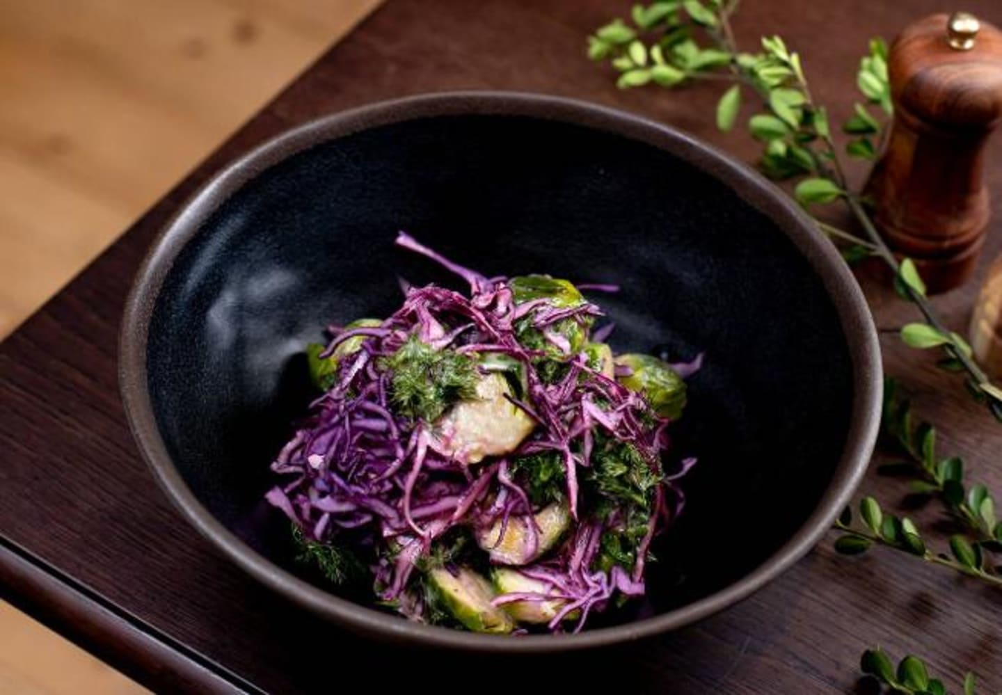 Brysselkålsallad med rödkål och dijondressing