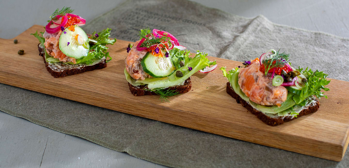 Smörrebröd med rökt laxröra