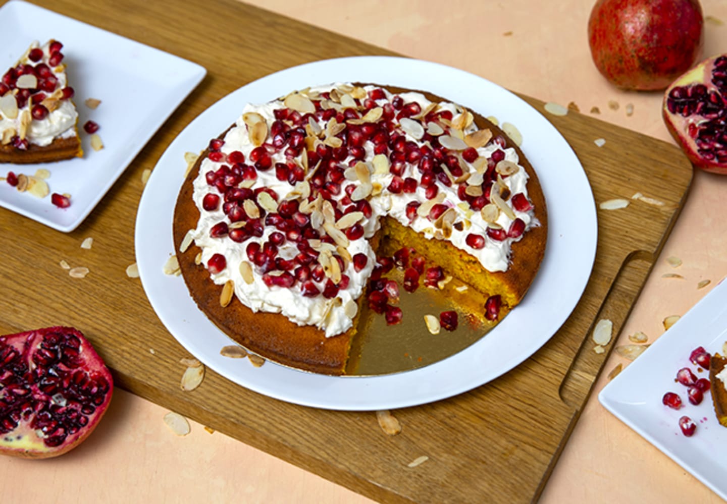 Saffran och mazarintårta med granatäpple