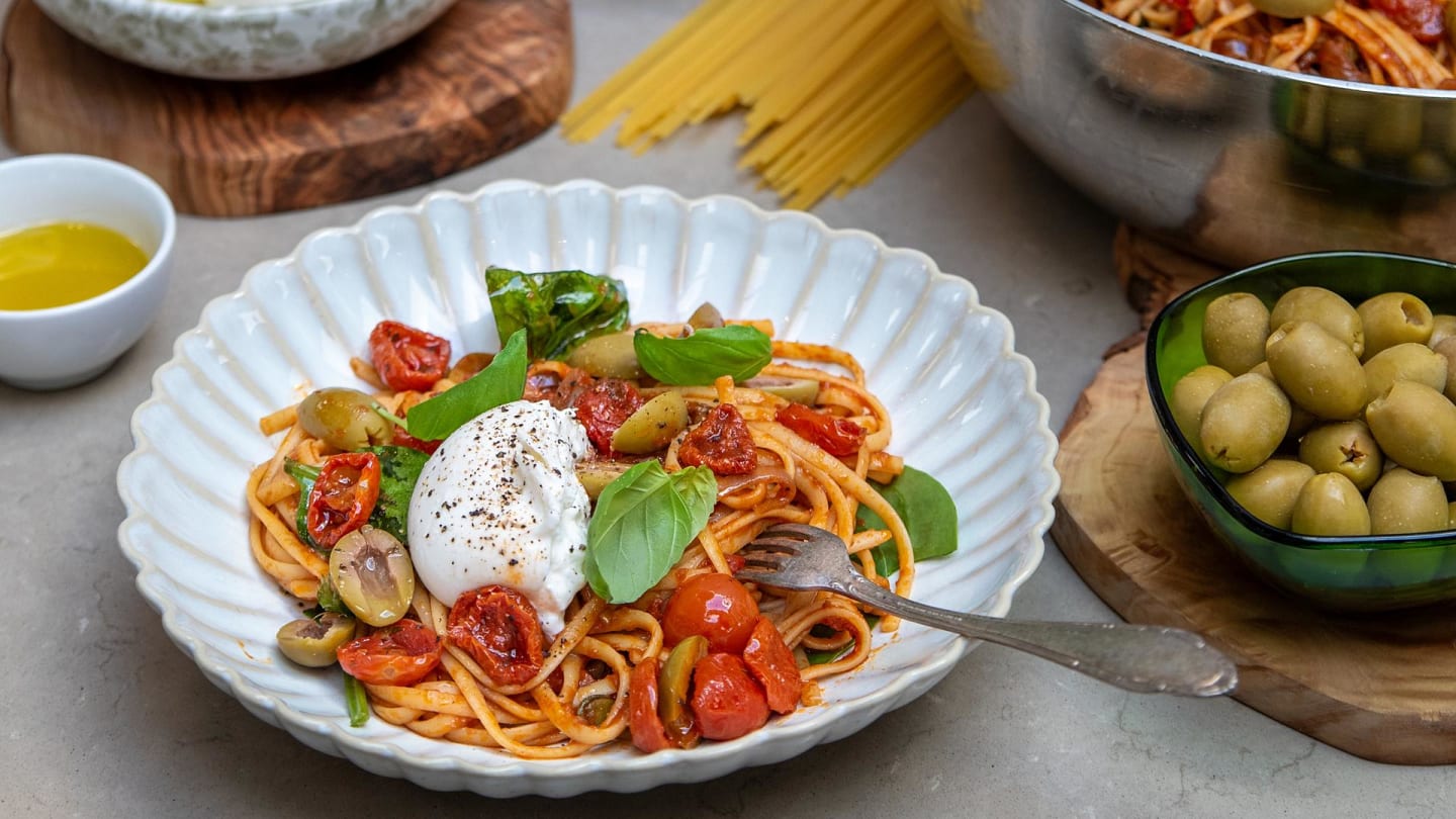 Linguine med oliver och lätt soltorkade tomater