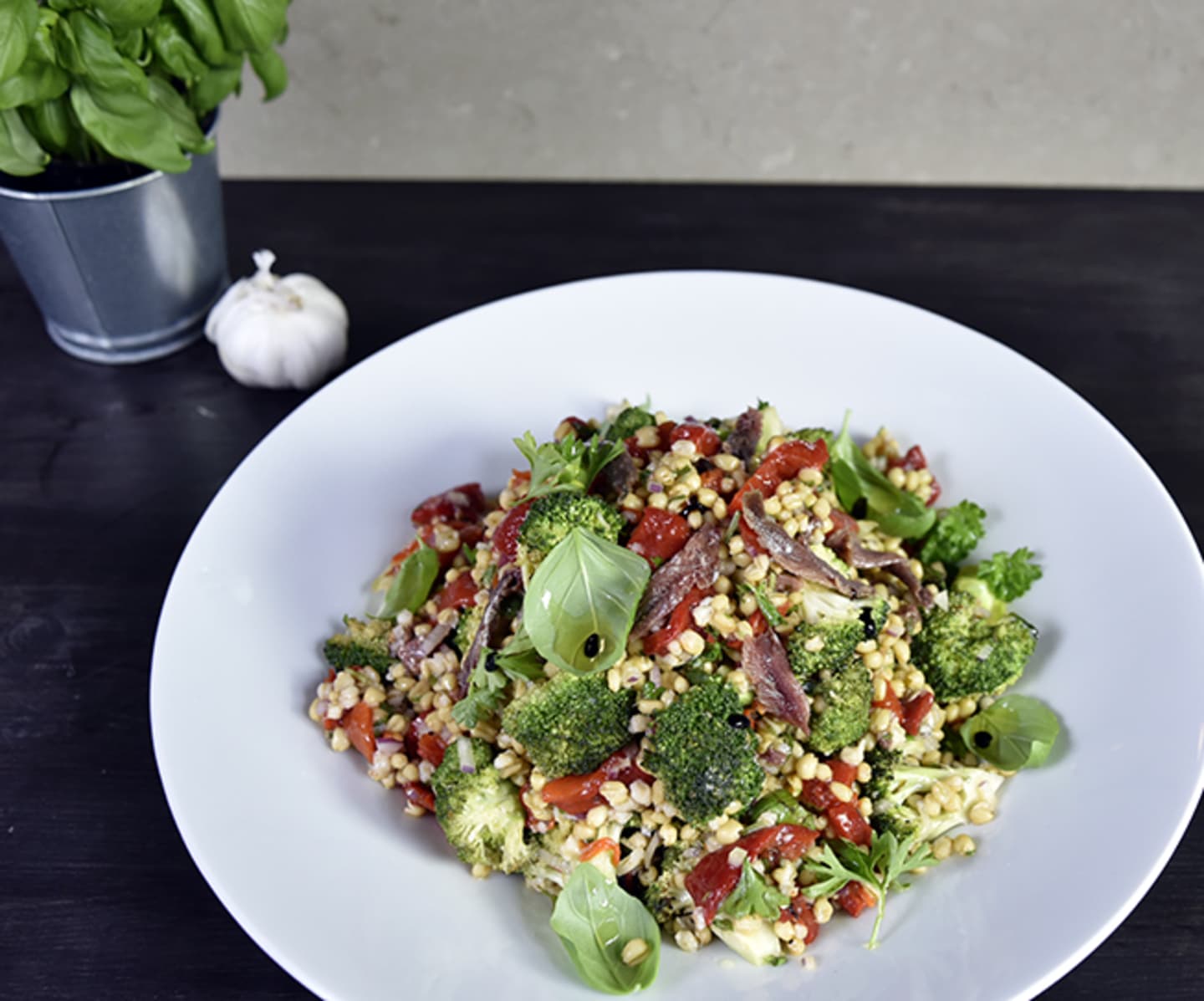 Sallad med matvete, sardeller och rostad broccoli