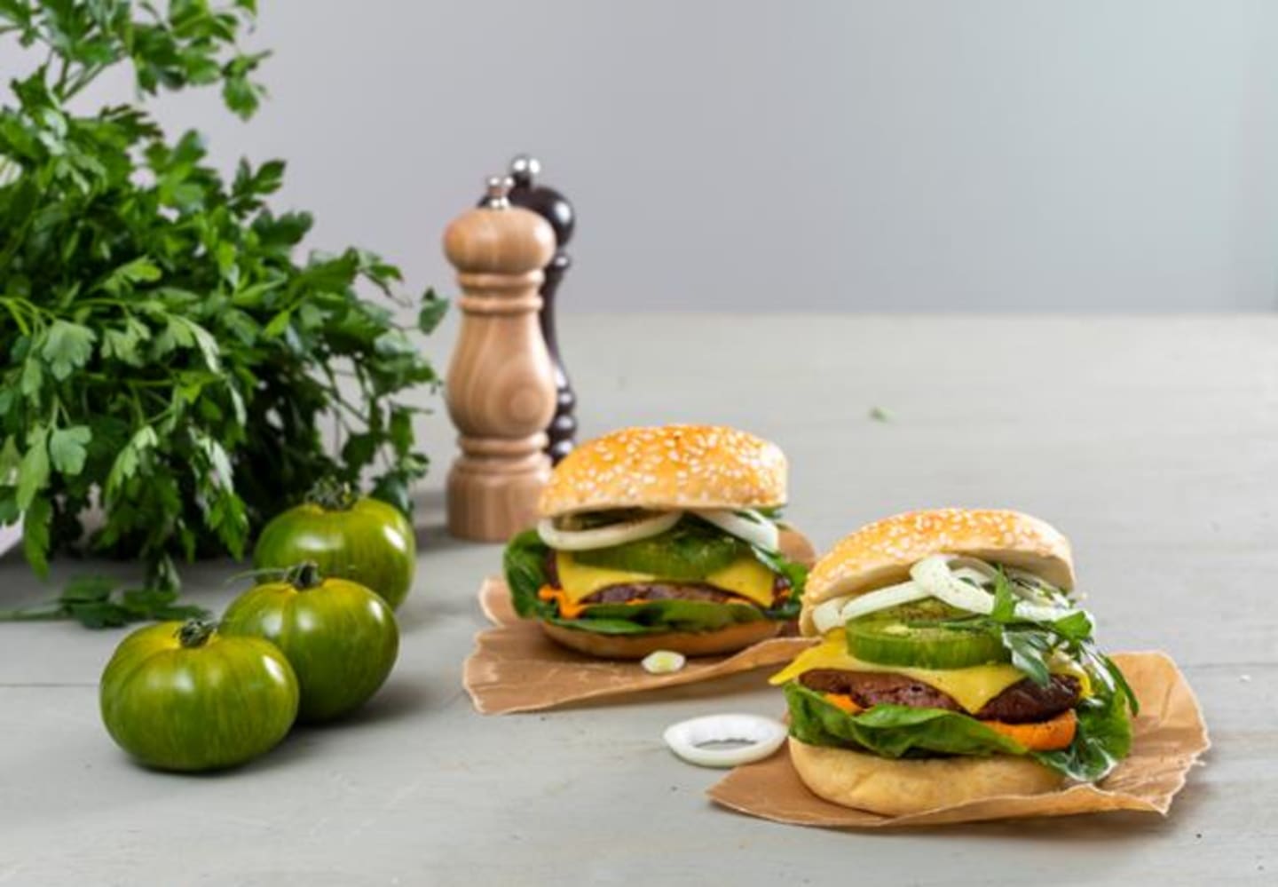 Vegoburgare  med grön tomat och paprikahumus