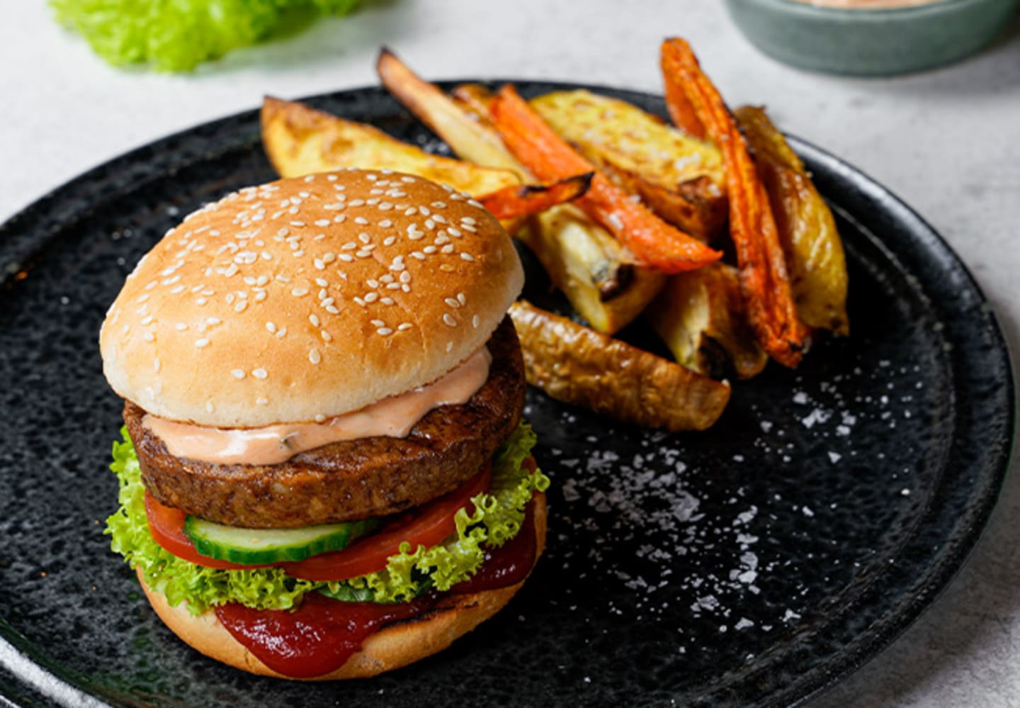 Vegansk burgare med tomat, gurka och chilimajo