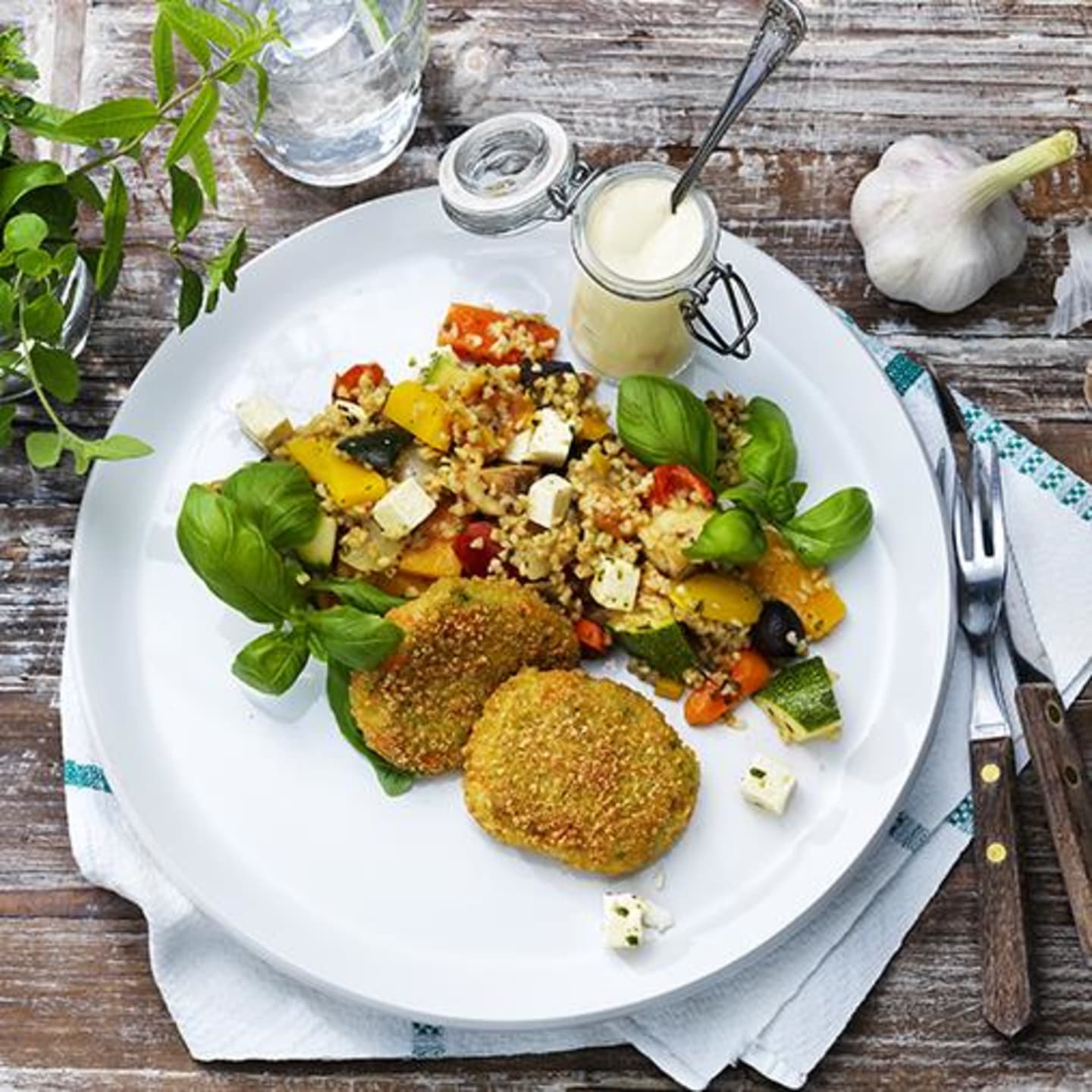 Broccolimedaljong med Grekisk bulgurpytt och vitlökssås