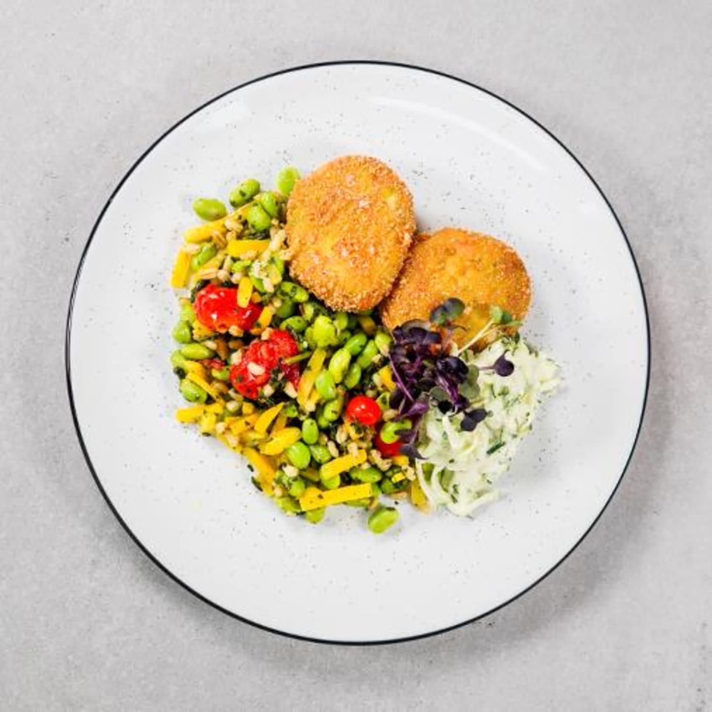 Broccolimedaljong med vetekornspilaff och tzatziki