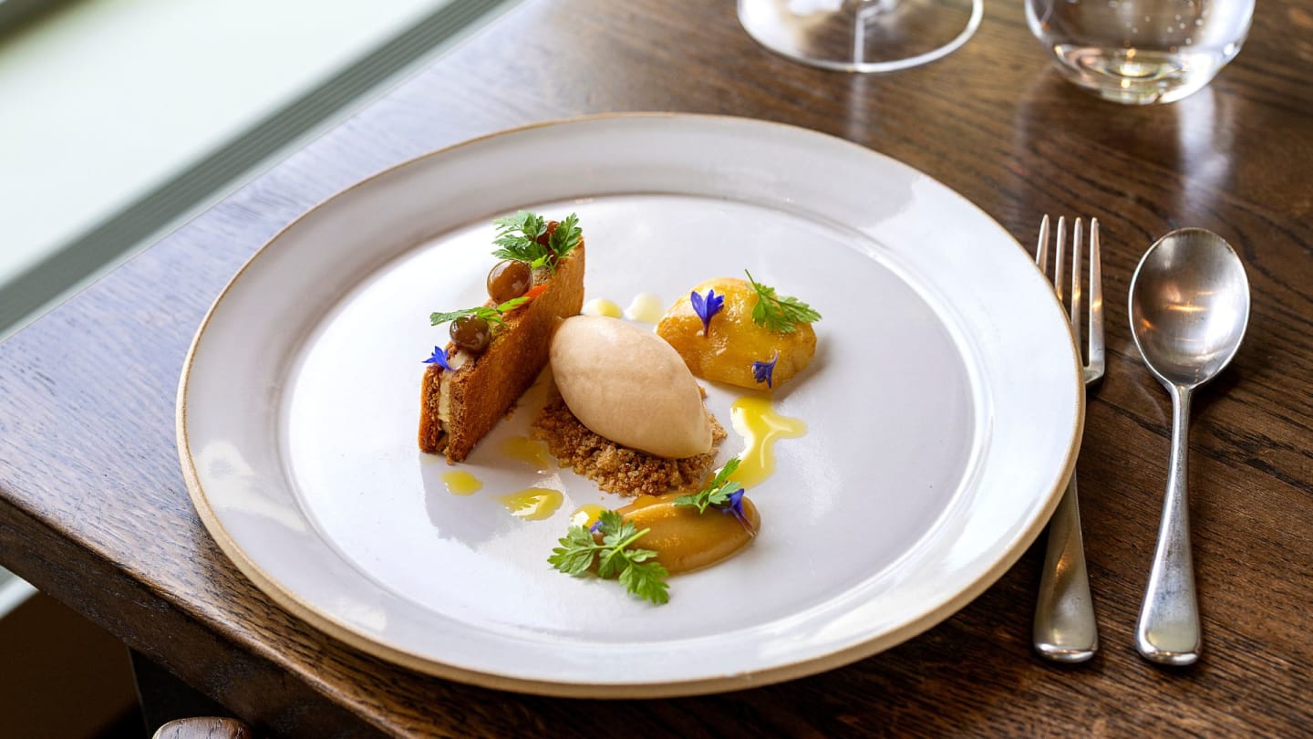 Gravensteineräpple med lättfrusen yoghurtkräm, mördeg, marinerade Solaris druvor och druvsorbet