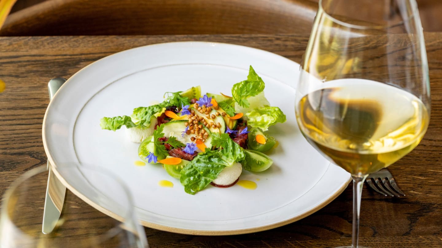 Tartar på Highland cattle, zucchini, grön tomat, Little gemsallad & rökt färskost