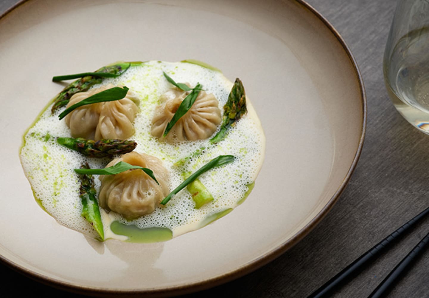 Dumplings på fläsk och stor gråärt med beurre blanc och ramslök