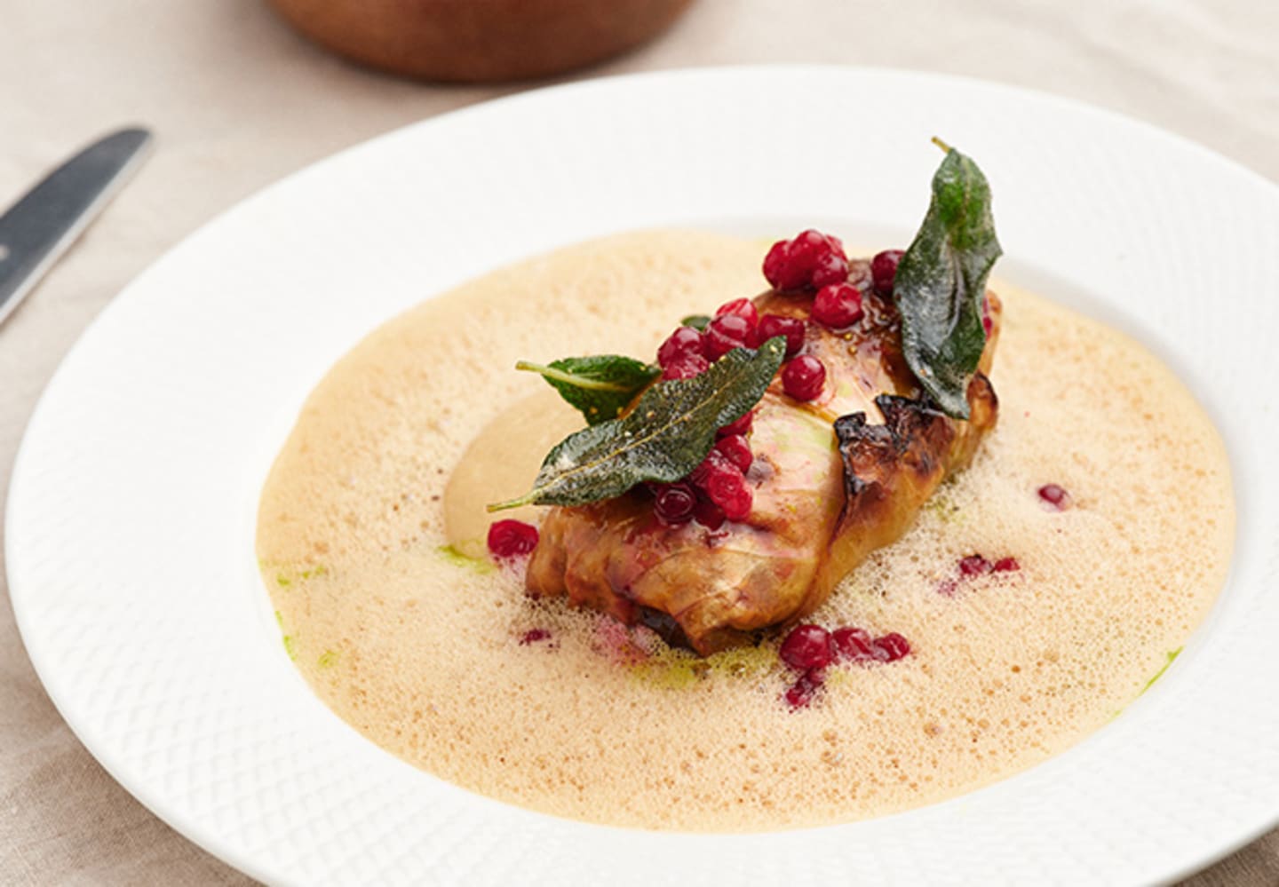 Kåldolmar med smörad kålbuljong, lingon & salvia