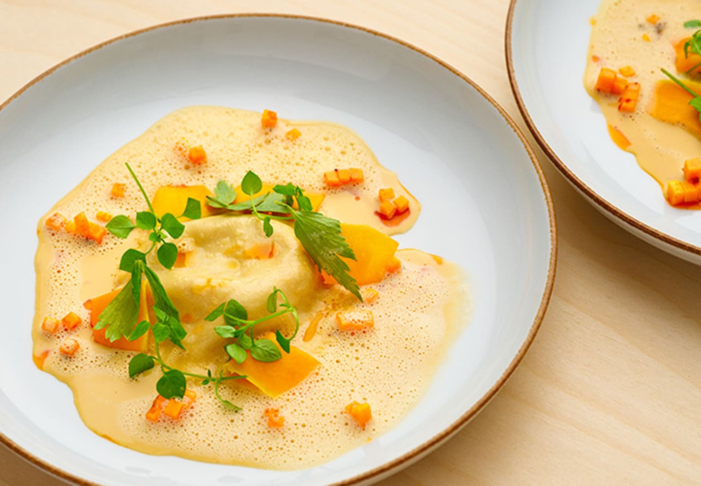 Krabbravioli med skummig skaldjursbisque och pumpa
