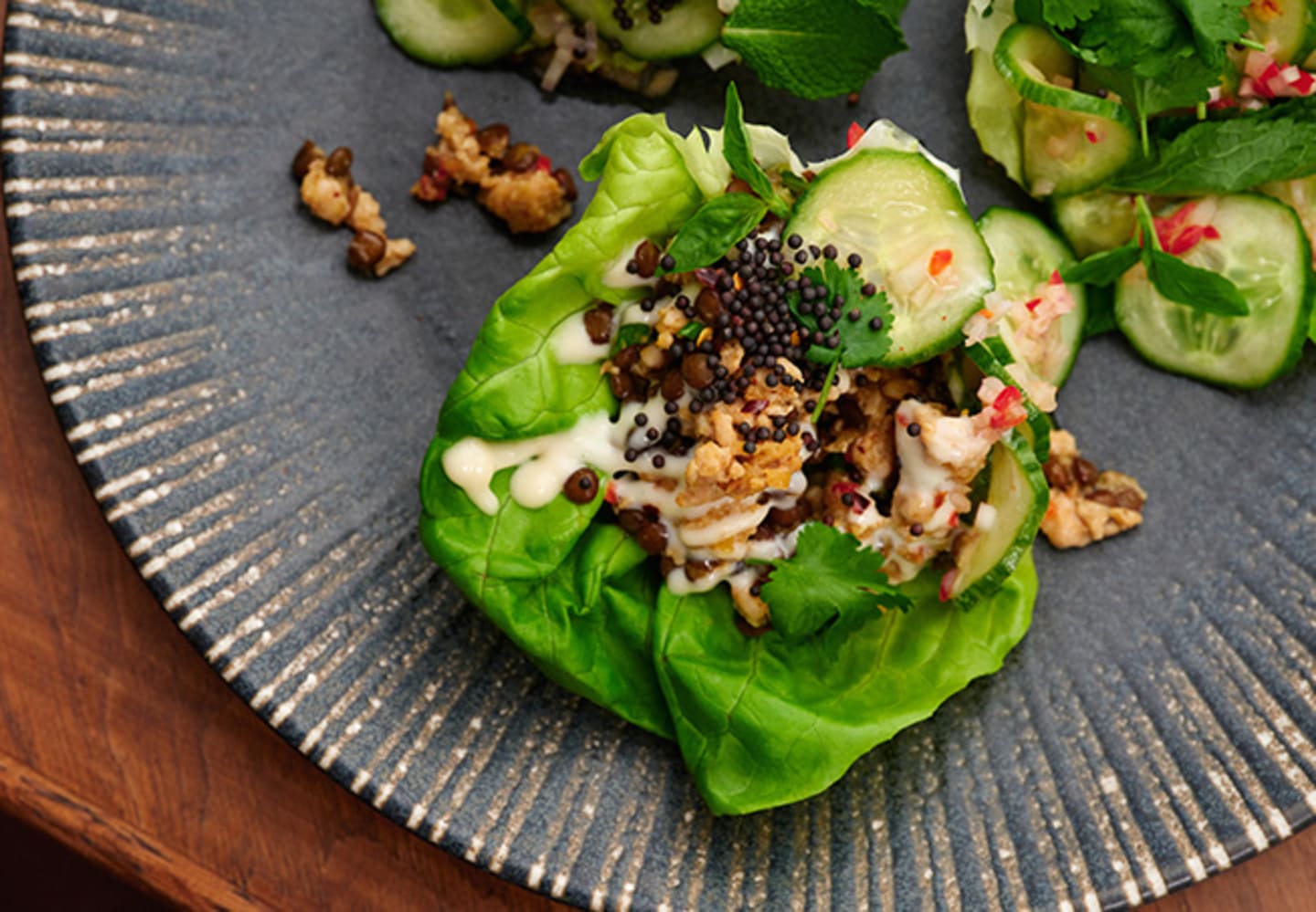 Laab gai med svarta belugalinser och gurksallad