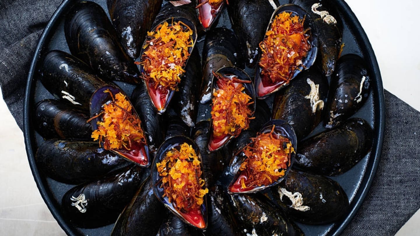Grattade blåmusslor med tomat och chilipeppar