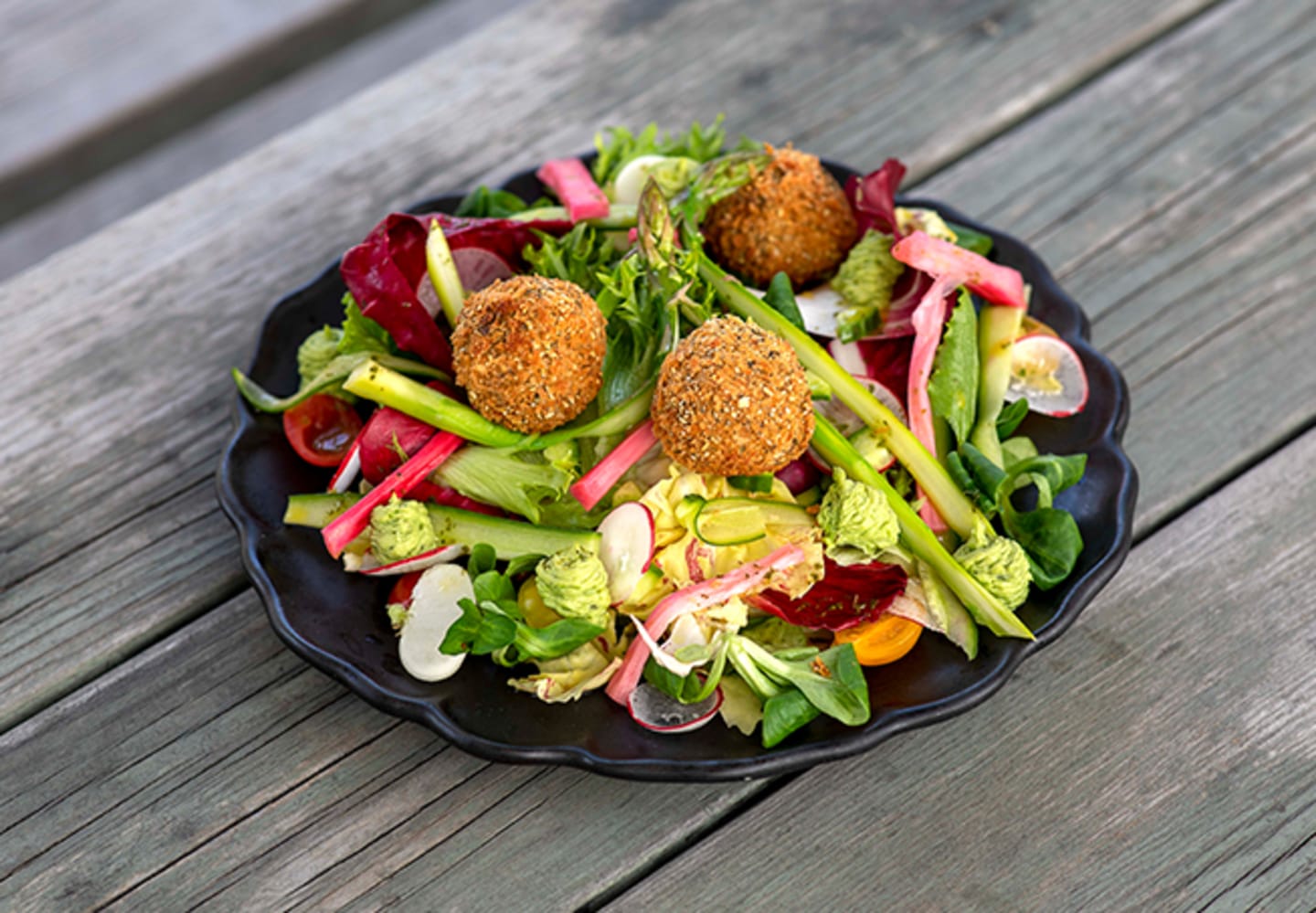 Sallad med panko- och pumpafriterade fetaostbollar