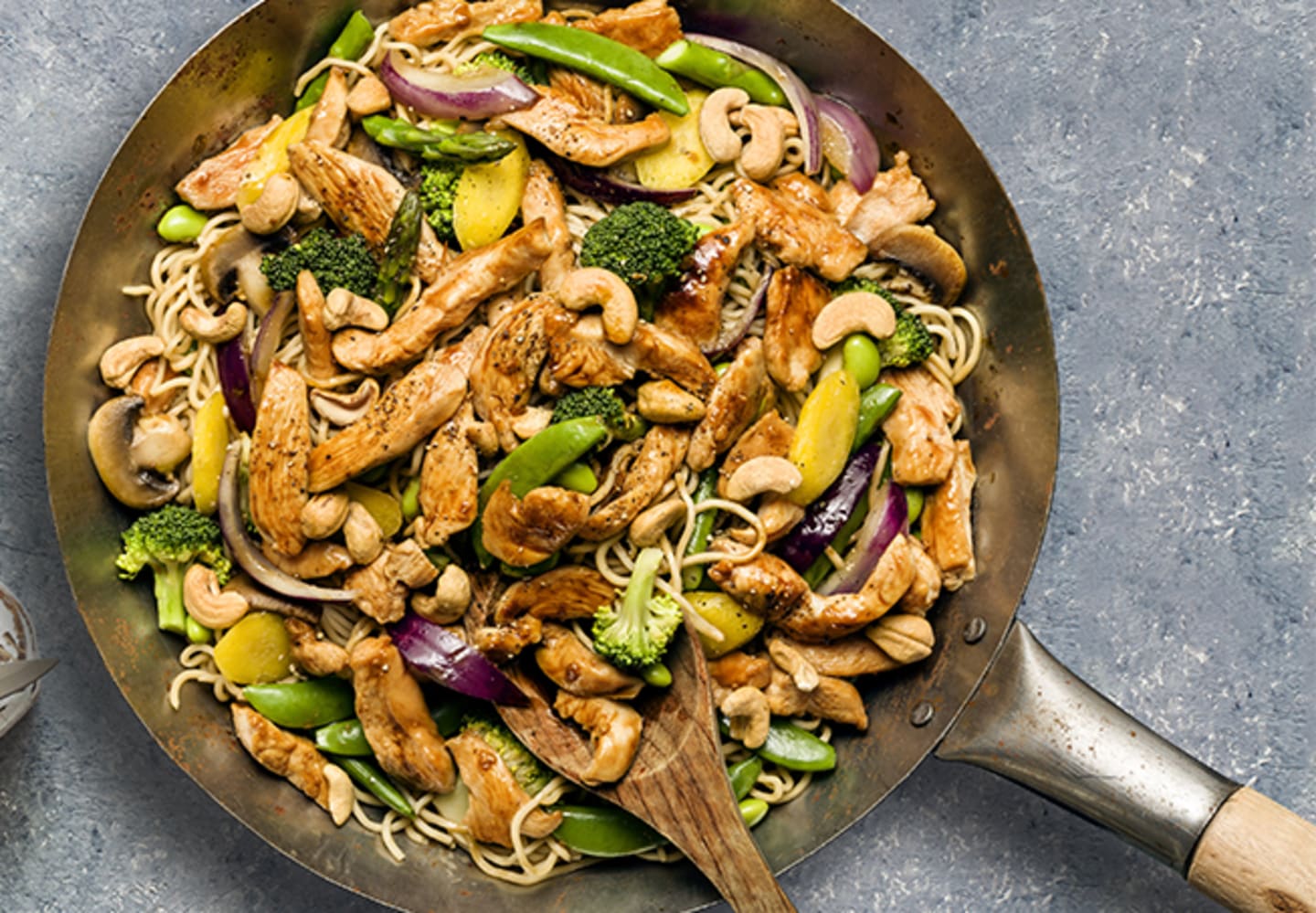 Kyckling- och nudelwok med cashewnötter