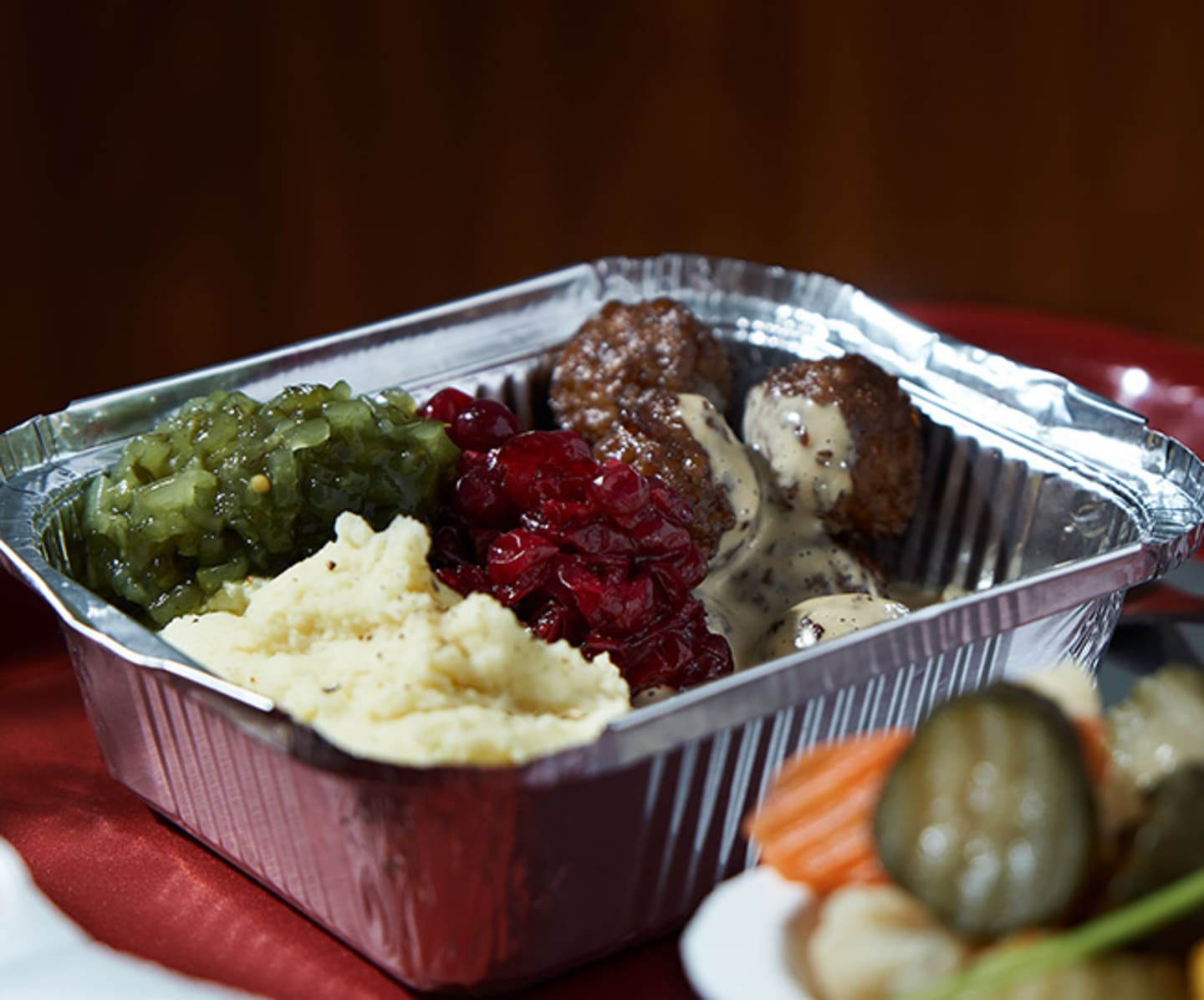 Vegobullar med mos, lingon, bostongurka och brunsås - Orkla