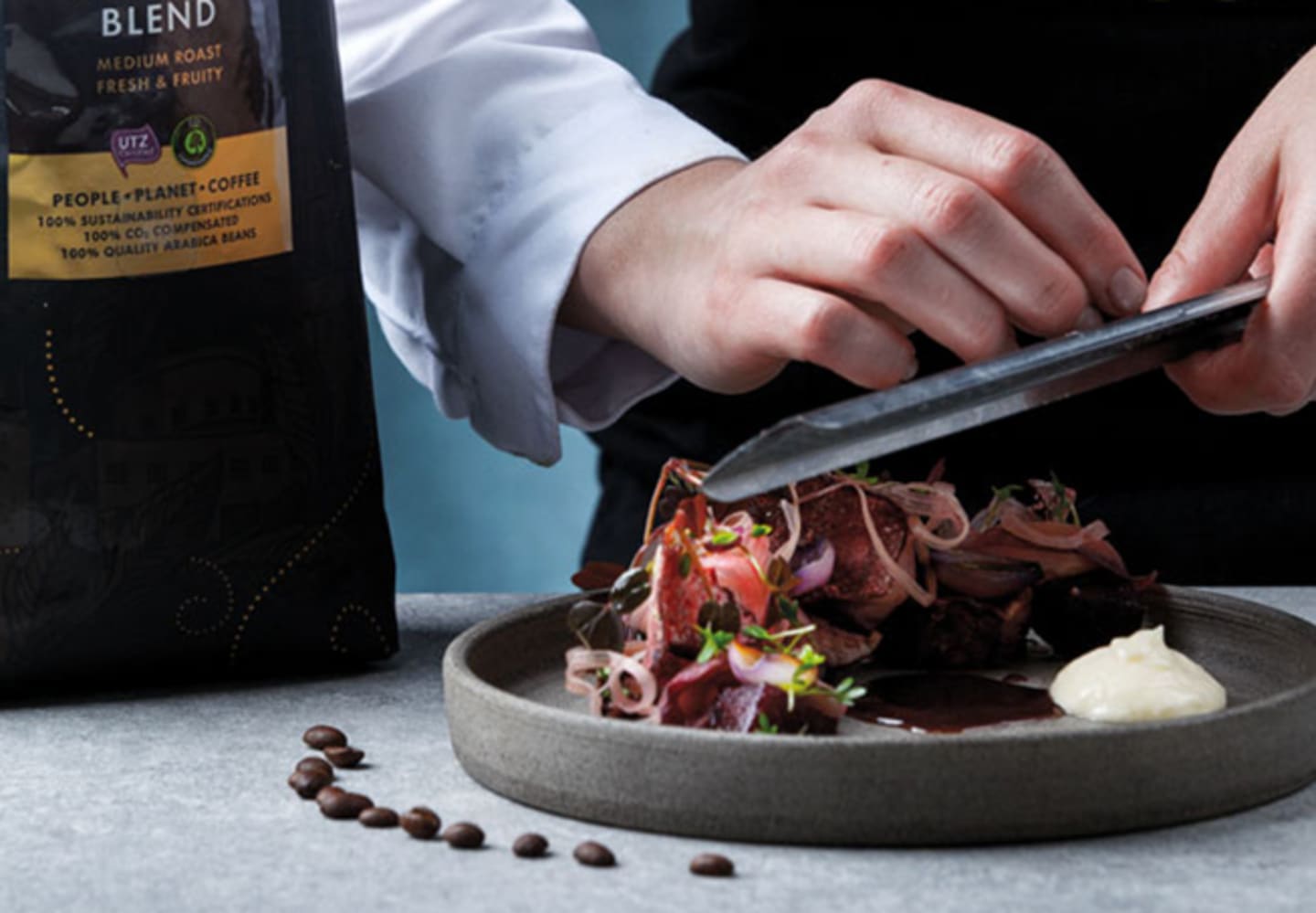 Lammrostbiff med kaffesås, smörbakad rödbeta, picklad endiv och Gruyèreostkräm