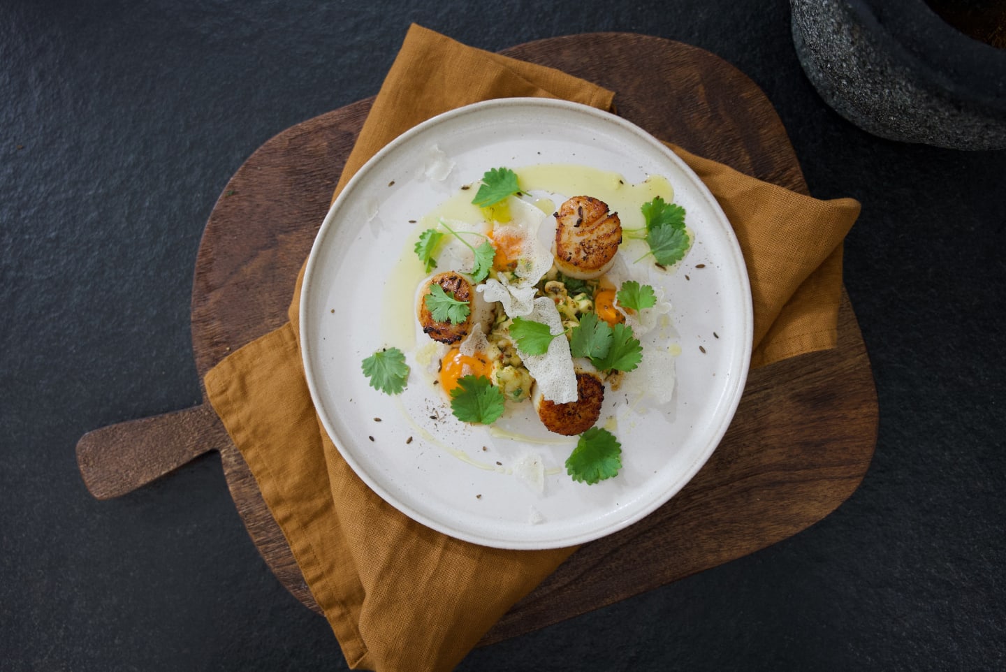 Kryddsotad kammussla med banan- och limesalsa