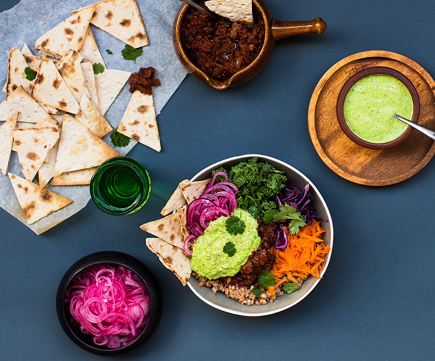 Burritobowl med refried beans, ärtmole och syrlig rödlök