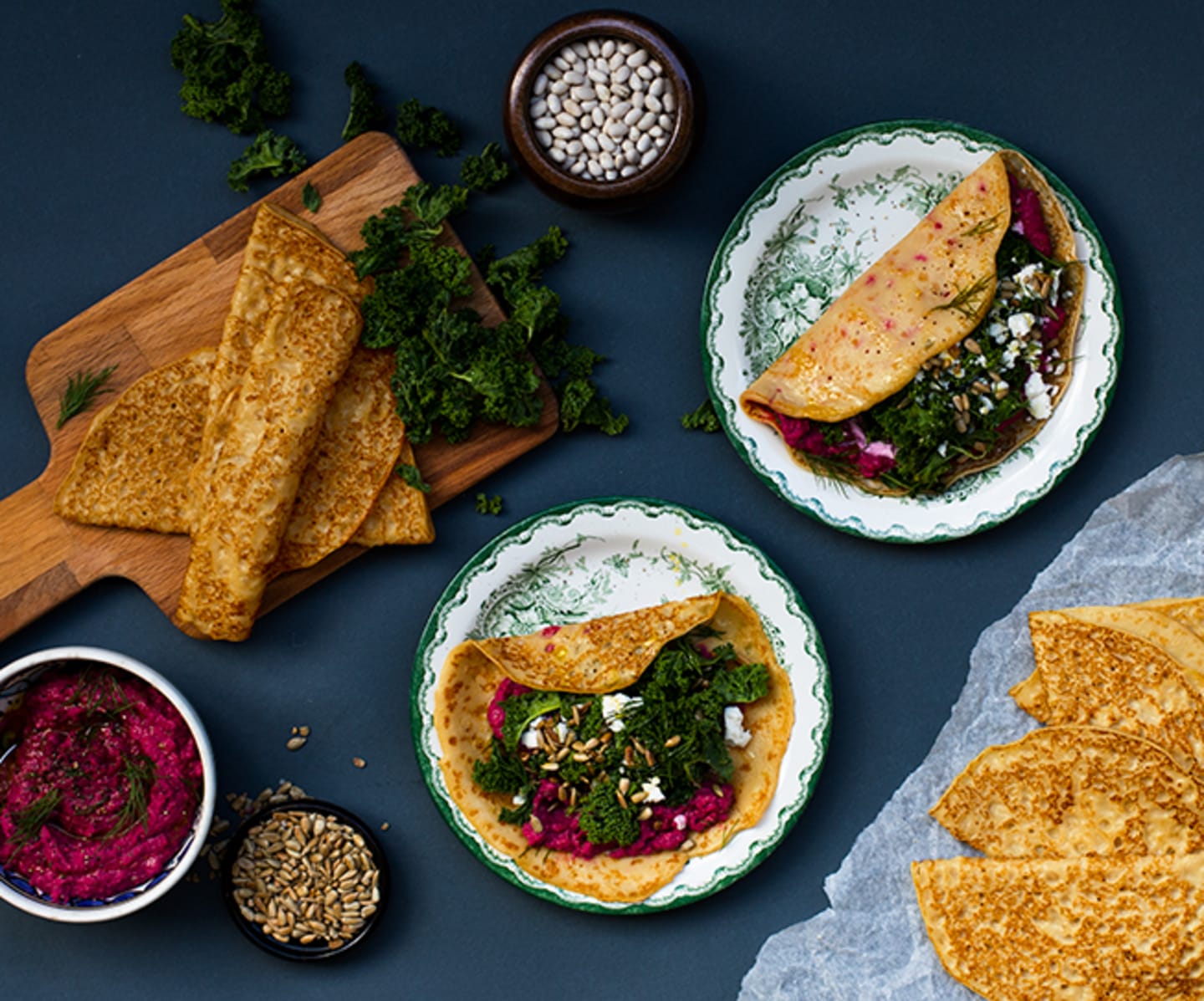 Pannkakswraps med rödbetsröra, rostade solroskärnor, dill och fetaost