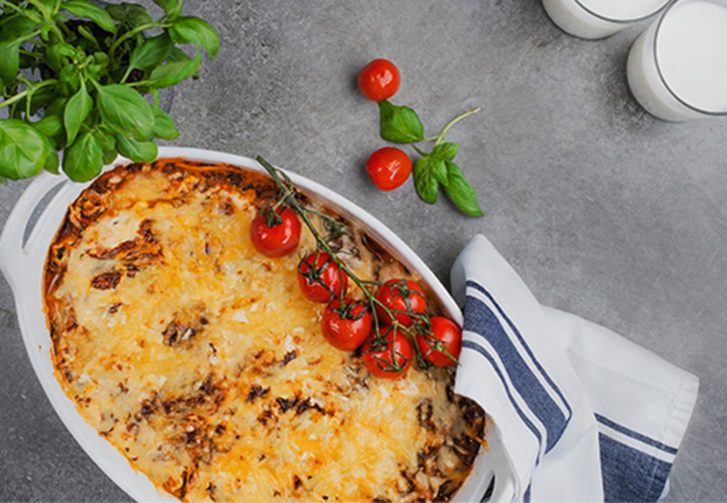 Krämig lasagne med smak av grillad paprika och spenat
