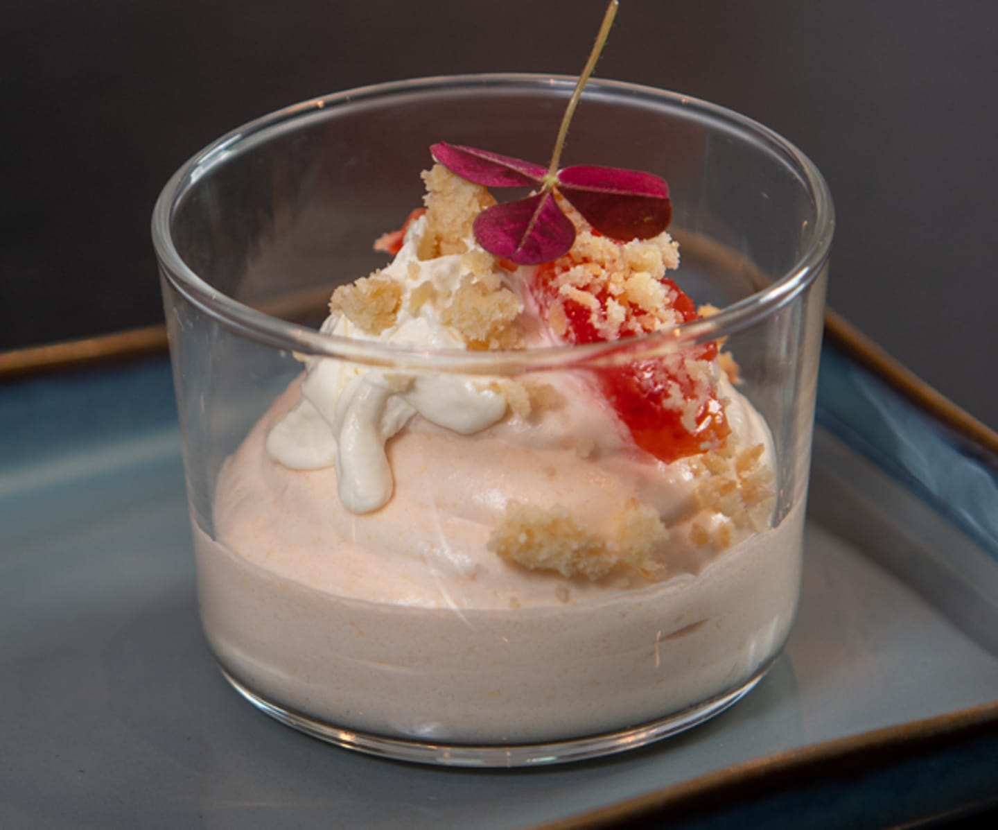 Blodapelsin-mousse med crumble
