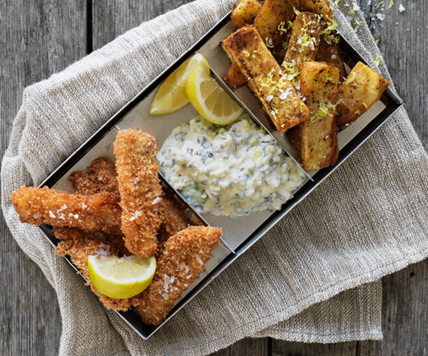 Fiskpinnar deluxe med tartarsås med pommes frites och citronsalt