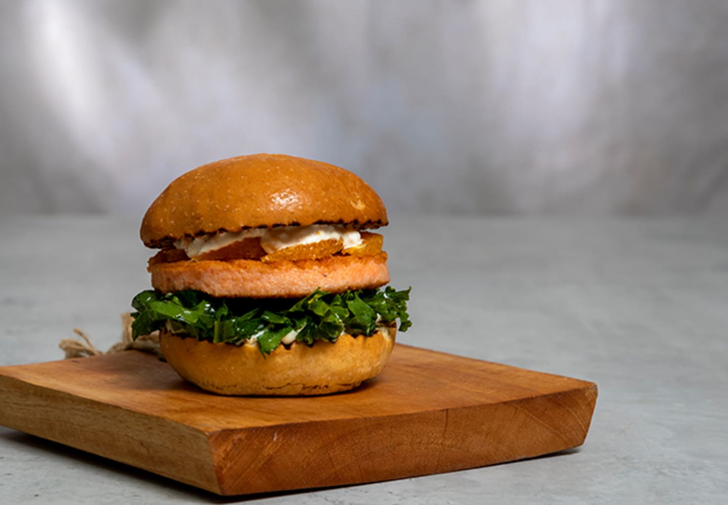 Grillad laxburgare med grönkål och apelsin