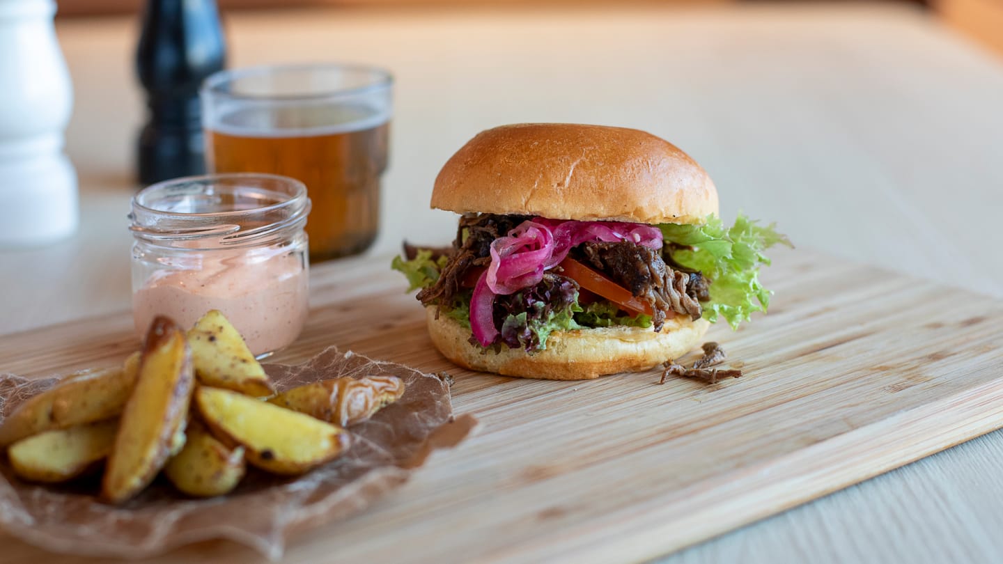 Svensk högrevsbrioche deluxe, serverad med klyftpotatis
