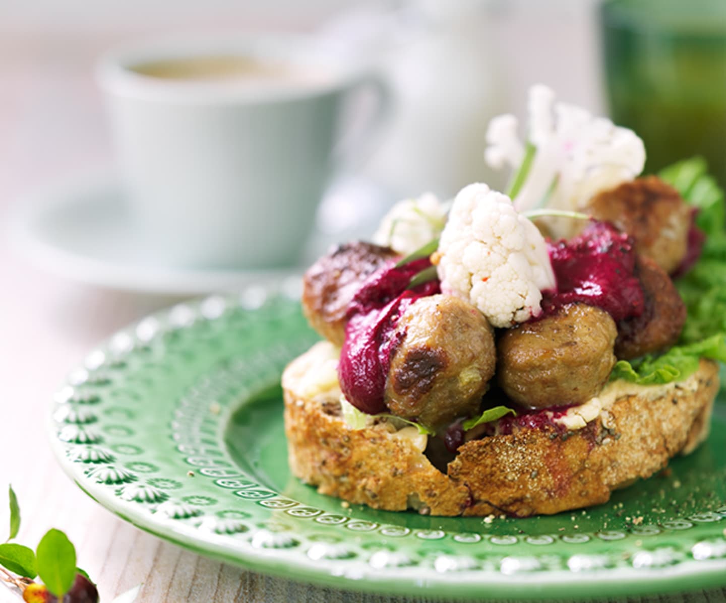 Köttbullemacka med julsmaker från julbordet