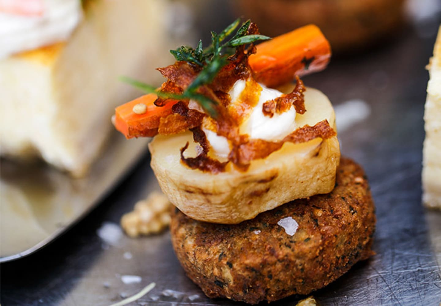 Falafel med rostad palsternacka, crème fraîche och syltad morot