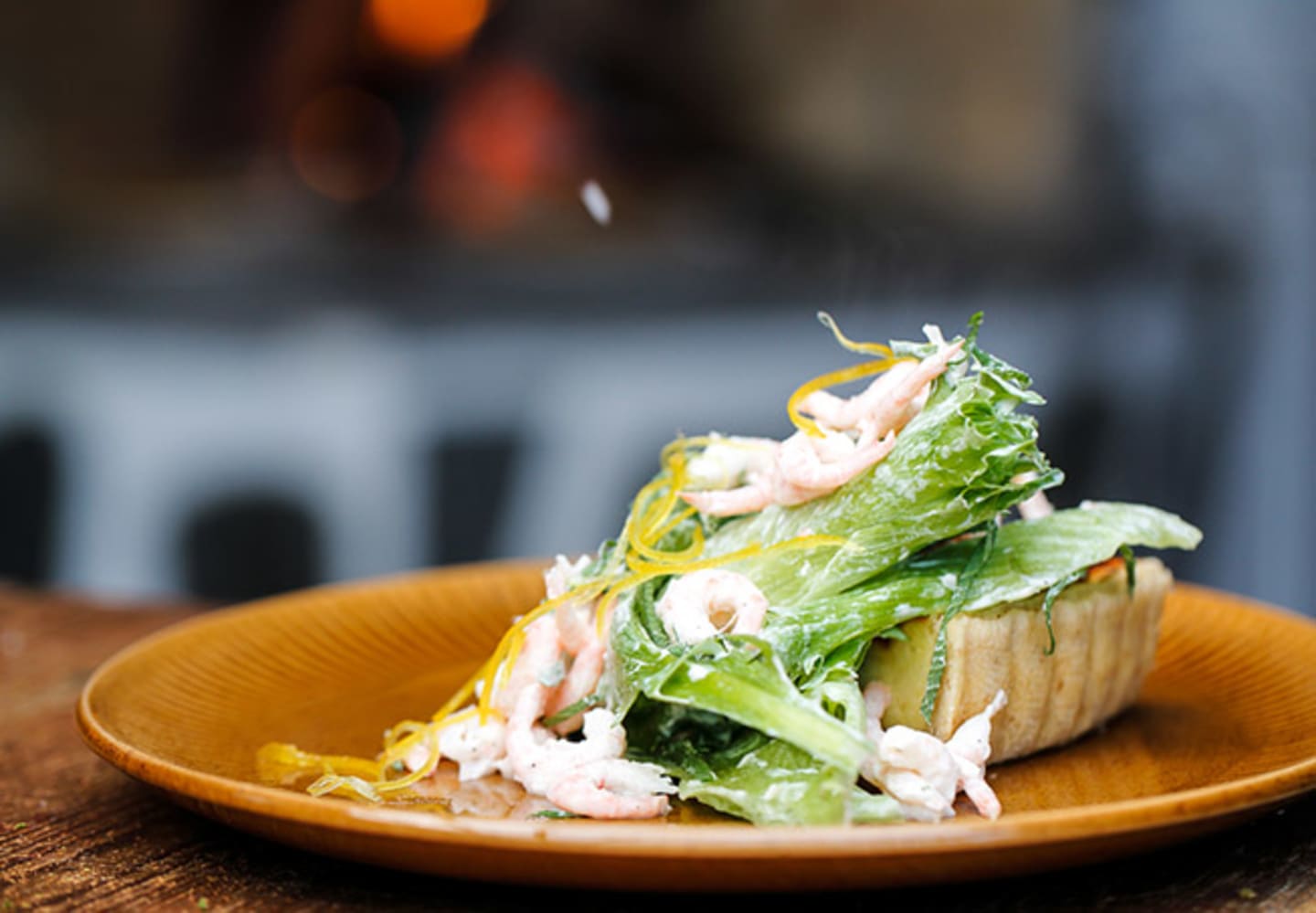 Paj med Västerbottensost och sallad på räkor, syltat citronskal och crème fraîche