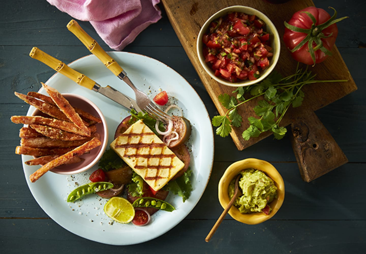 Pannoumi med pico de gallo och guacamole