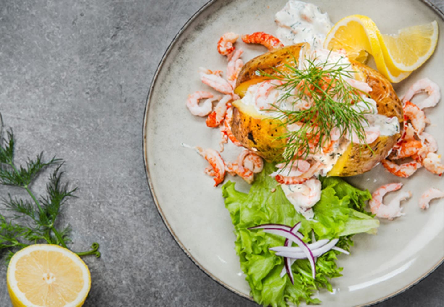 Räk- och kräftröra med smetana och bakpotatis