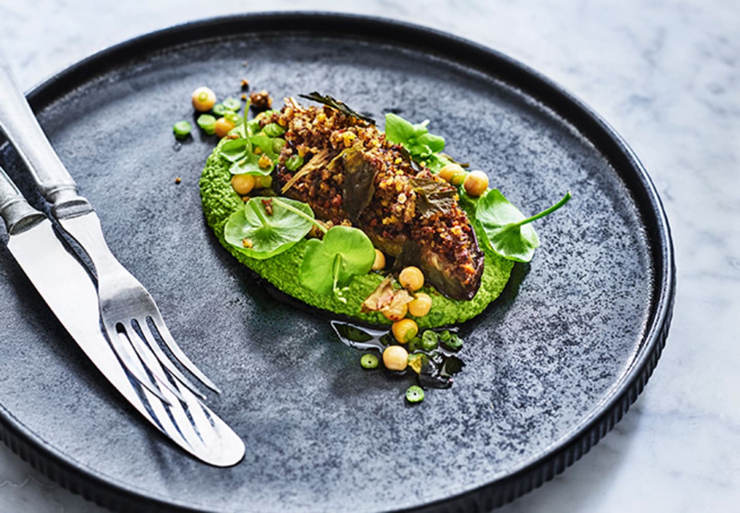 Baljväxtbakad misoaubergine