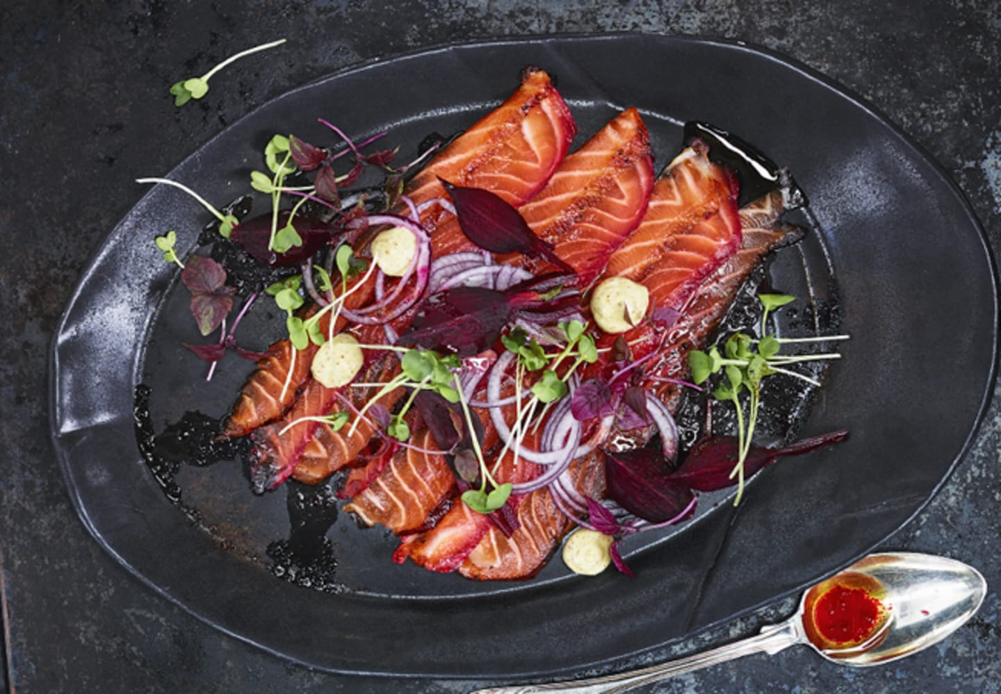 Rödbetsgravad lax med dijonnaise