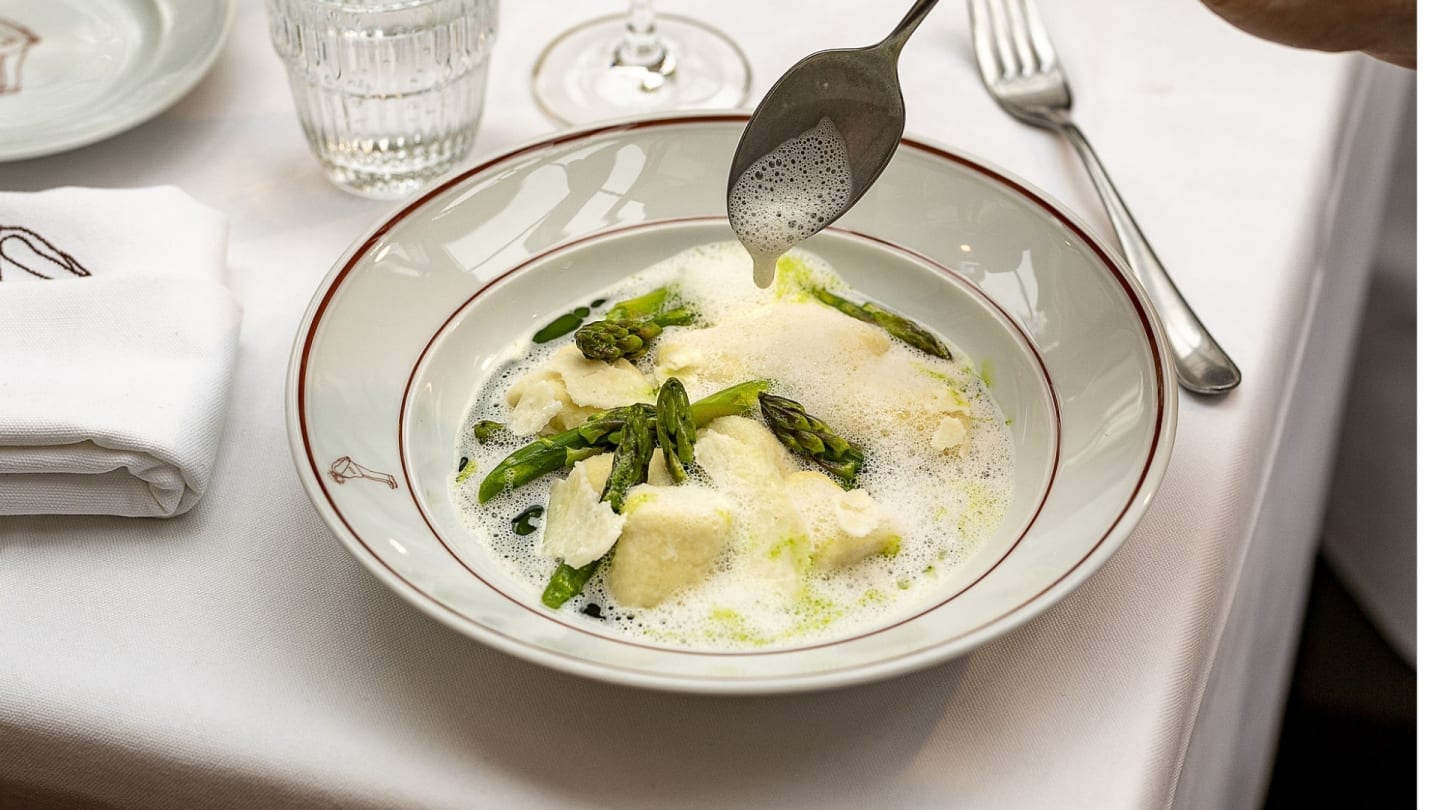 Gnudi med grön sparris och ramslök
