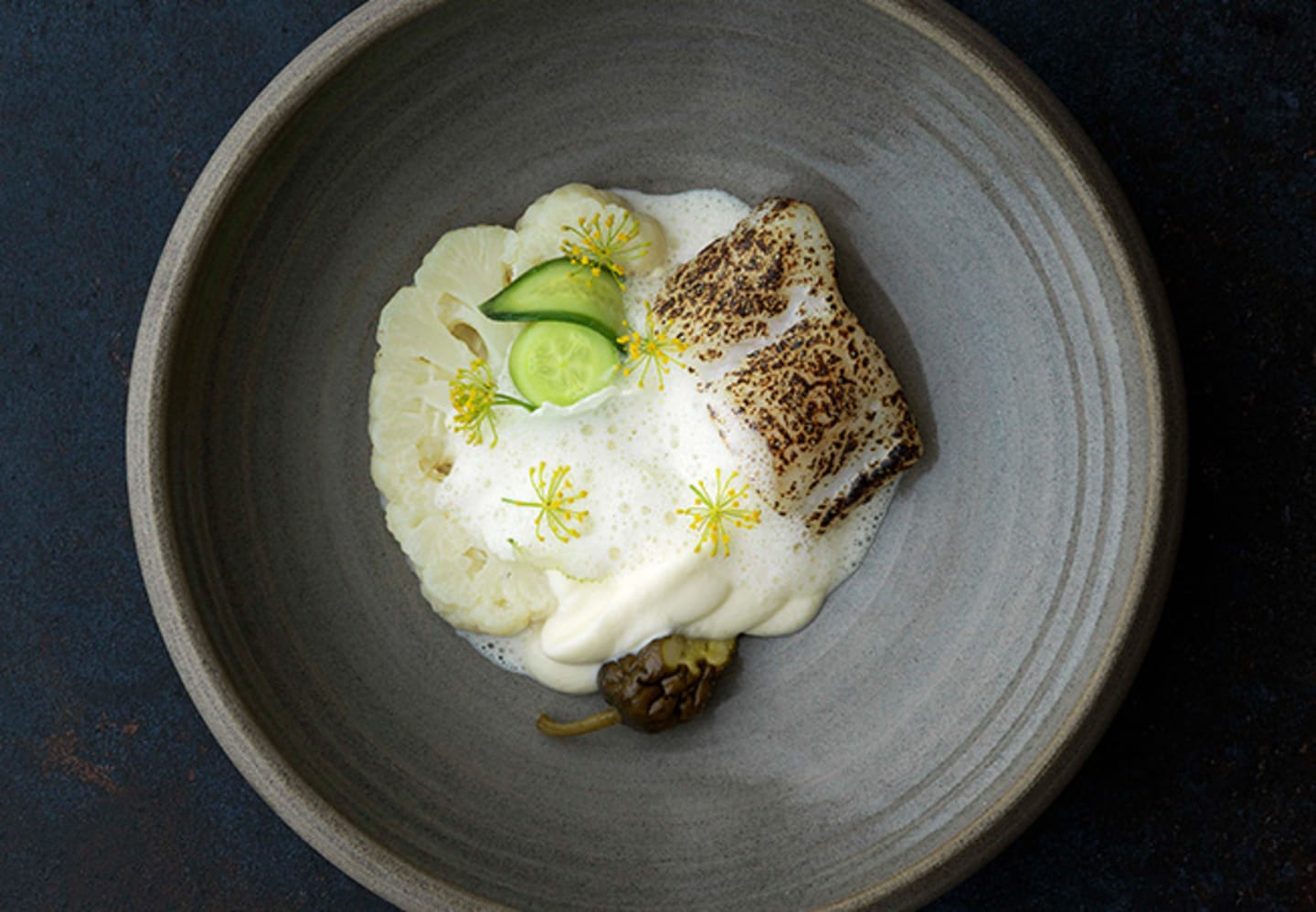 Mjölkkokt blomkål och eldad Hjälmargös med pigg krondillsås och ättiksgurka