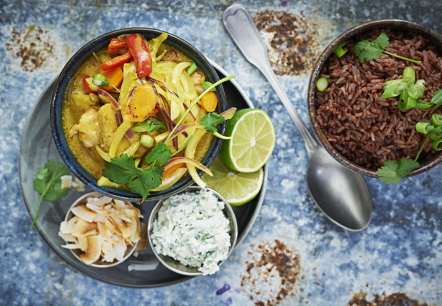 Karahi curry med rött ris och kokosyoghurt