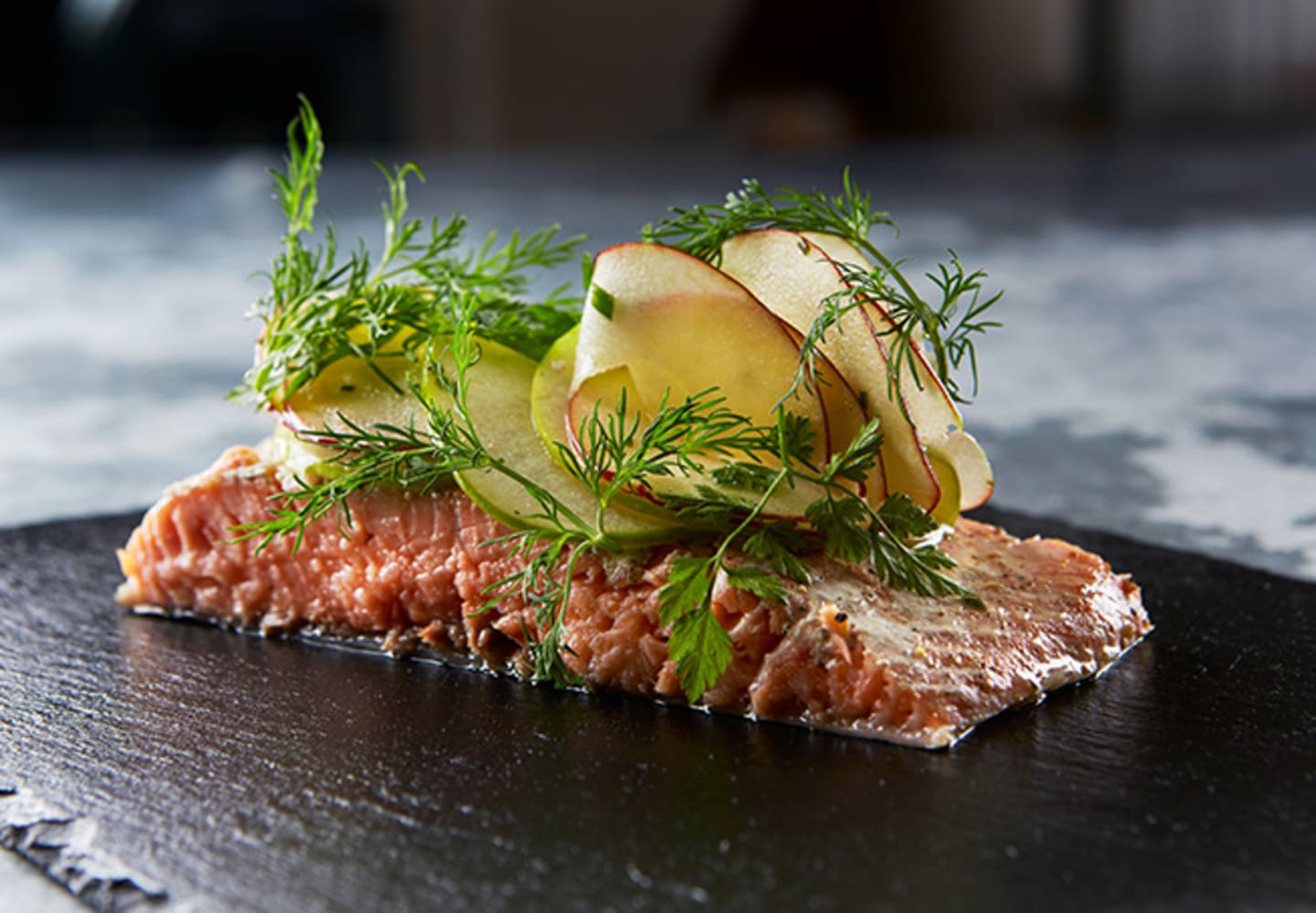 Långholmens varmrökta lax med äpple