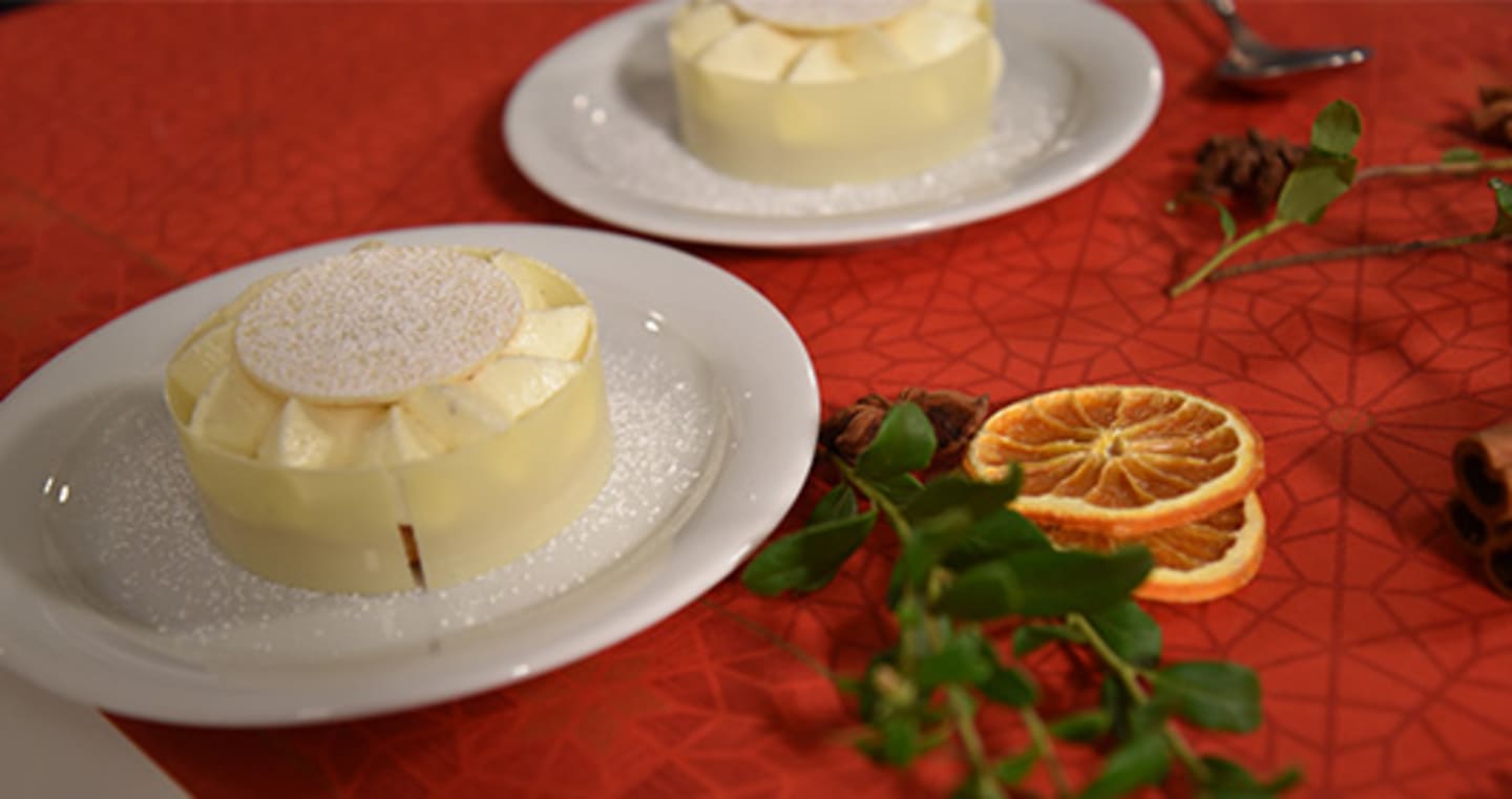 Mjuk pepparkaka med vispad vit chokladkräm