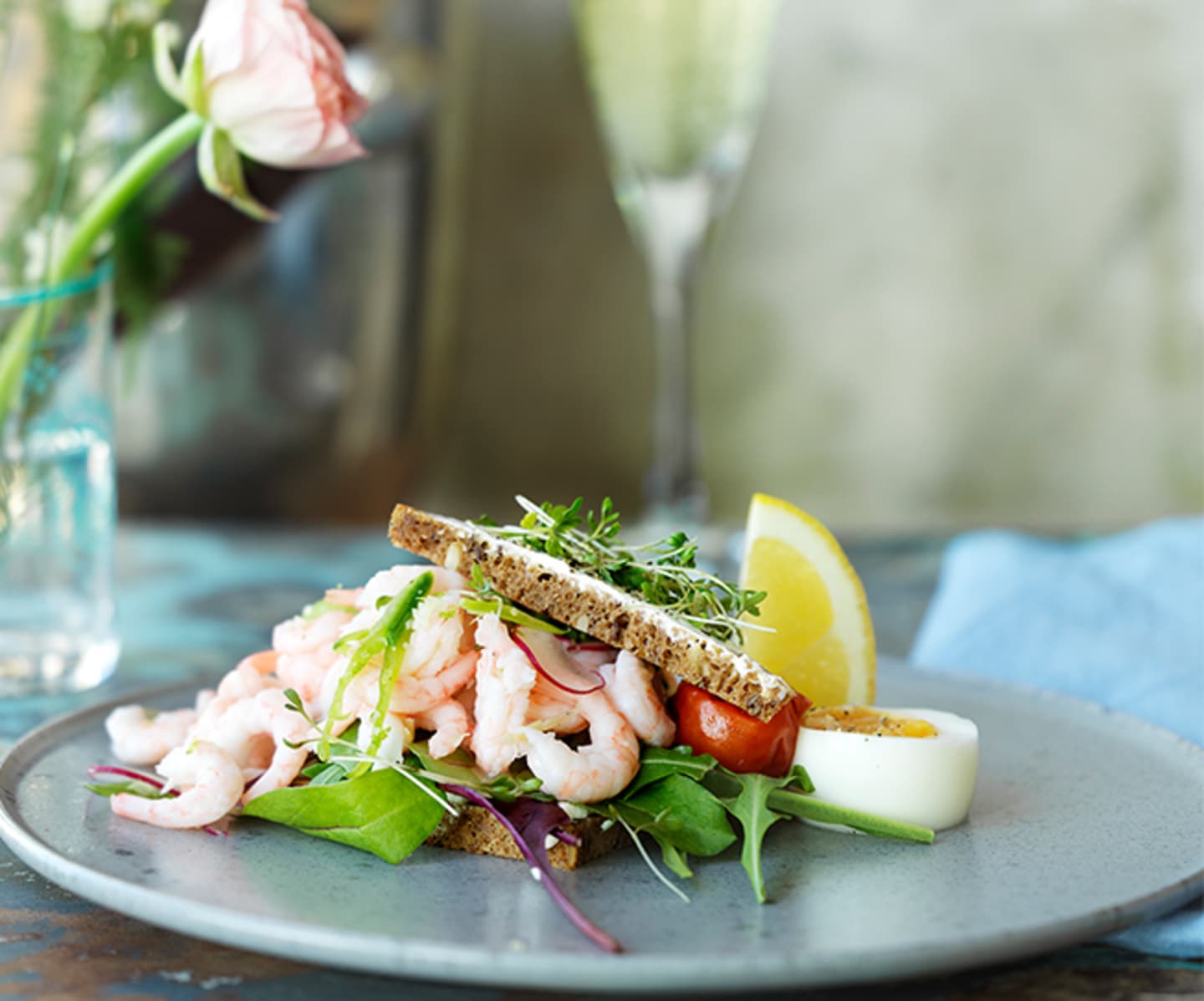 Klassisk räkmacka på grovt rågbröd, semitorkad tomat, citron & ägg