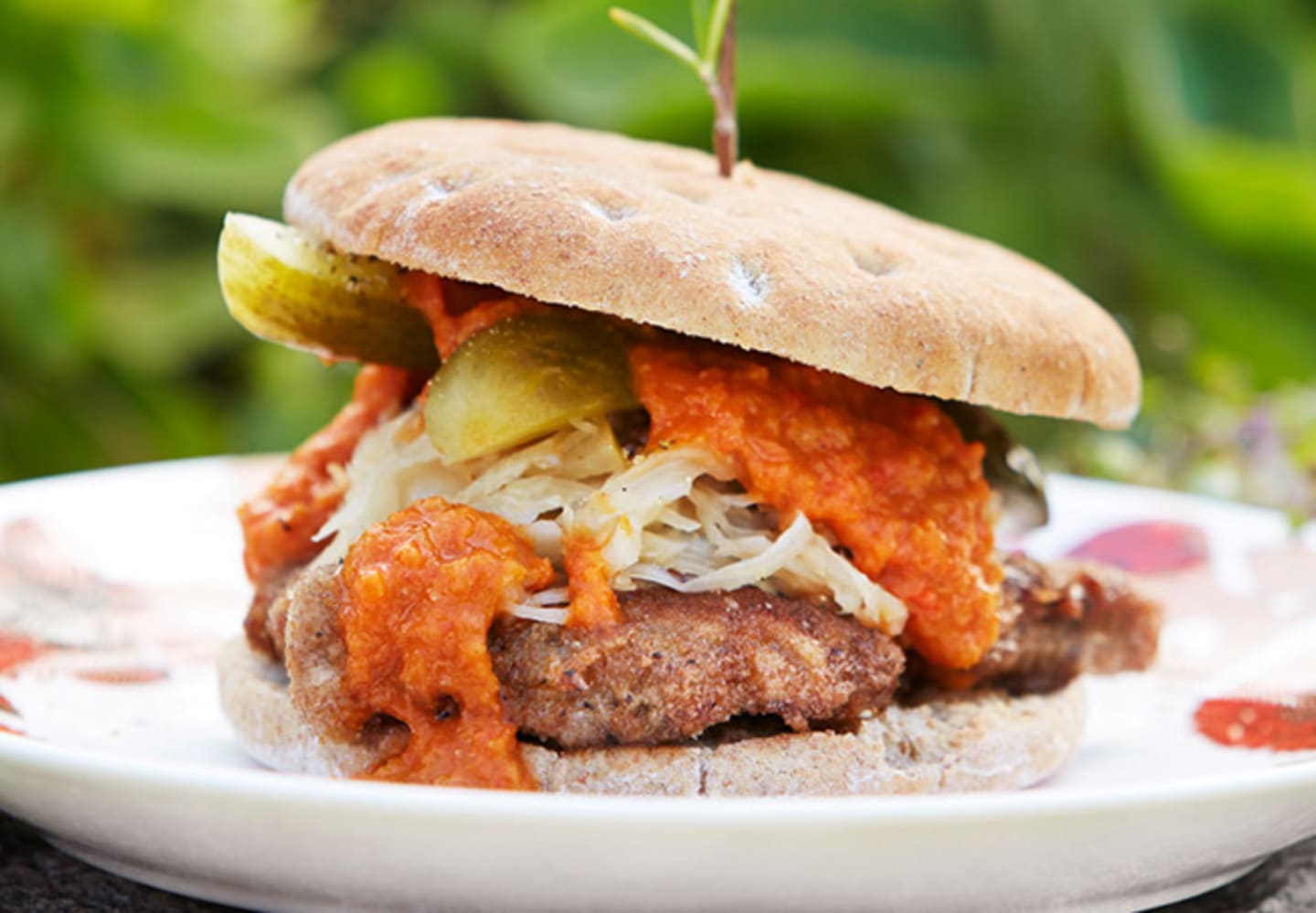 Panerad vildsvinsschnitzel i bröd