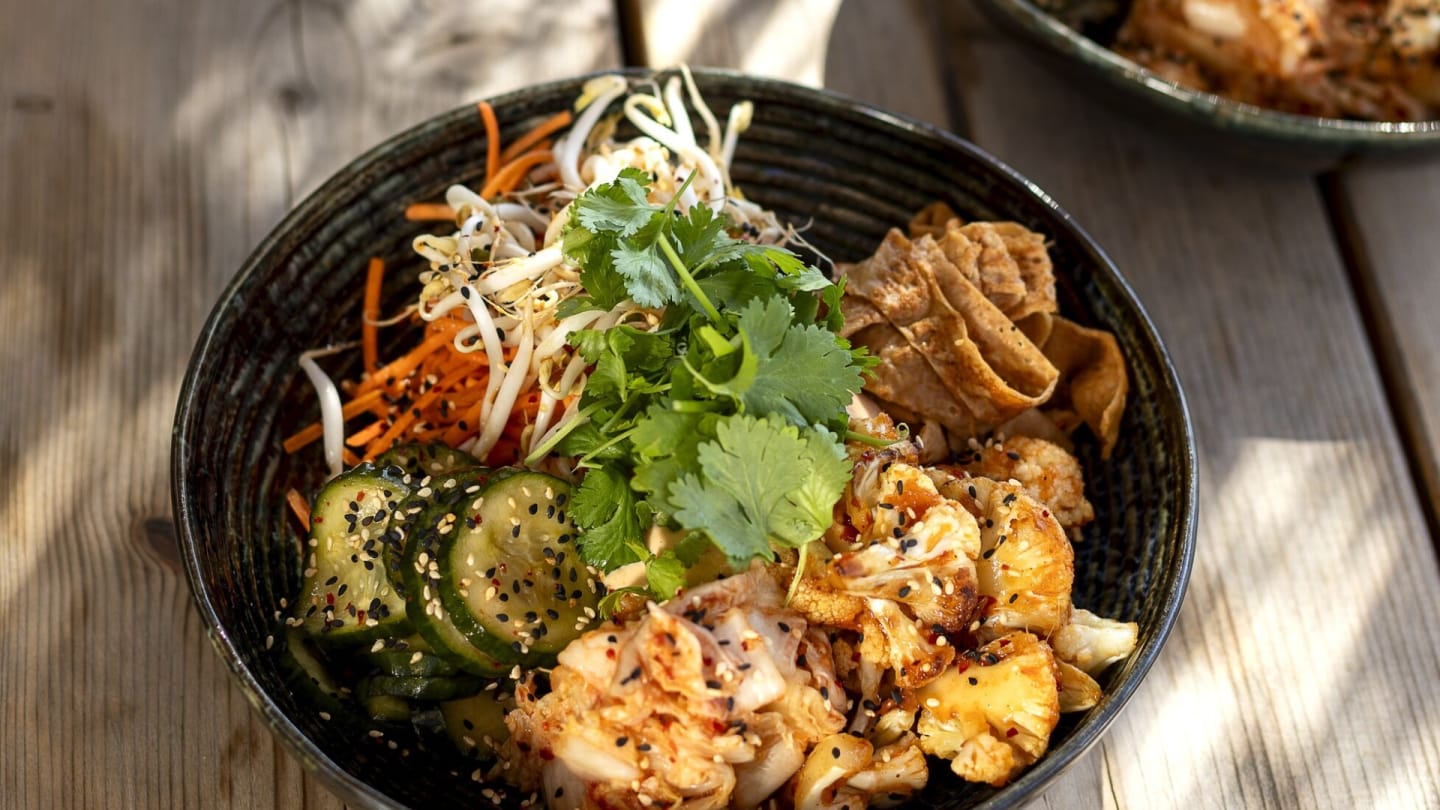 Vegetarisk rice bowl med koreansk pannkaka