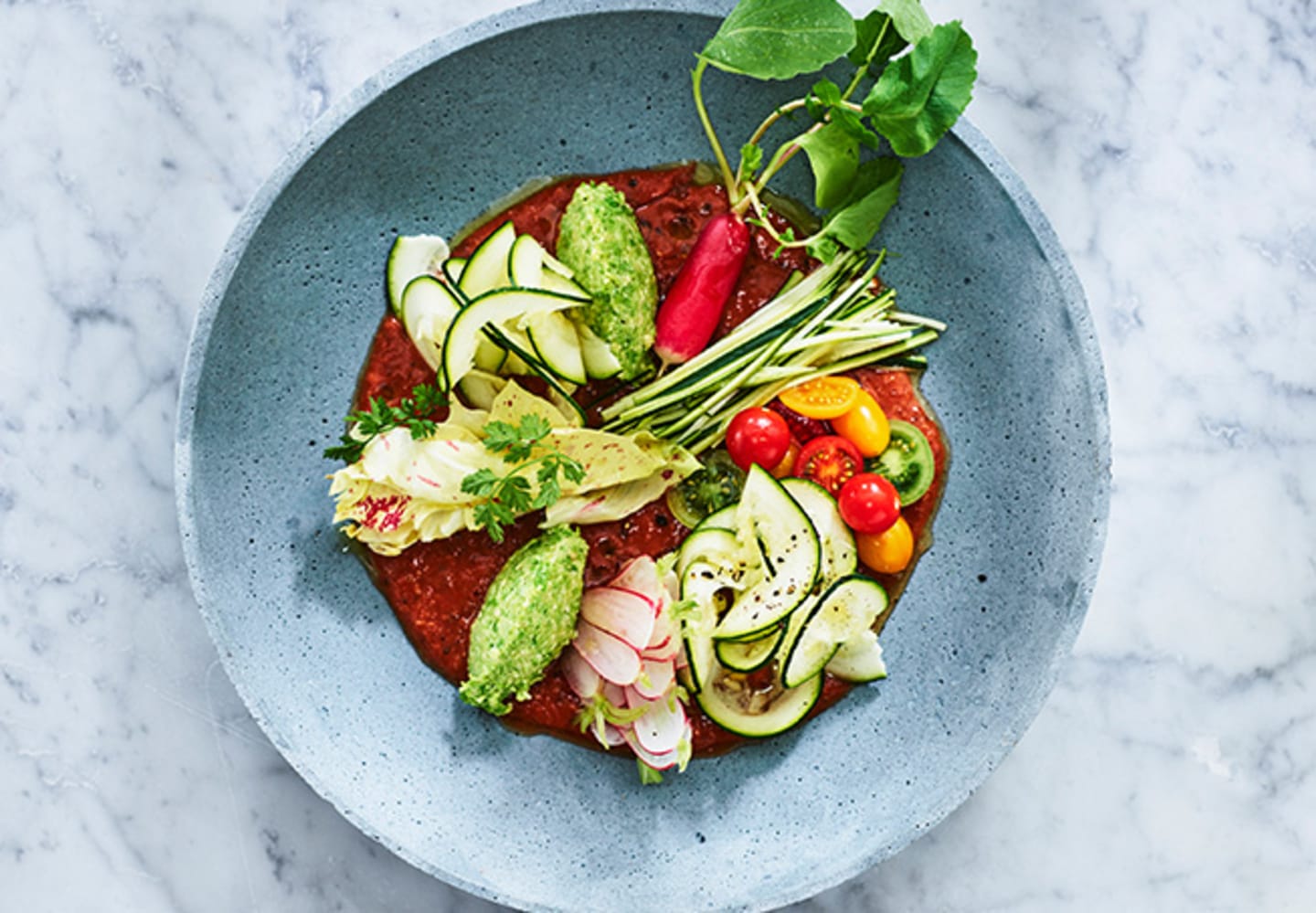 Sallad på rå tomatsås med baljväxtfärs