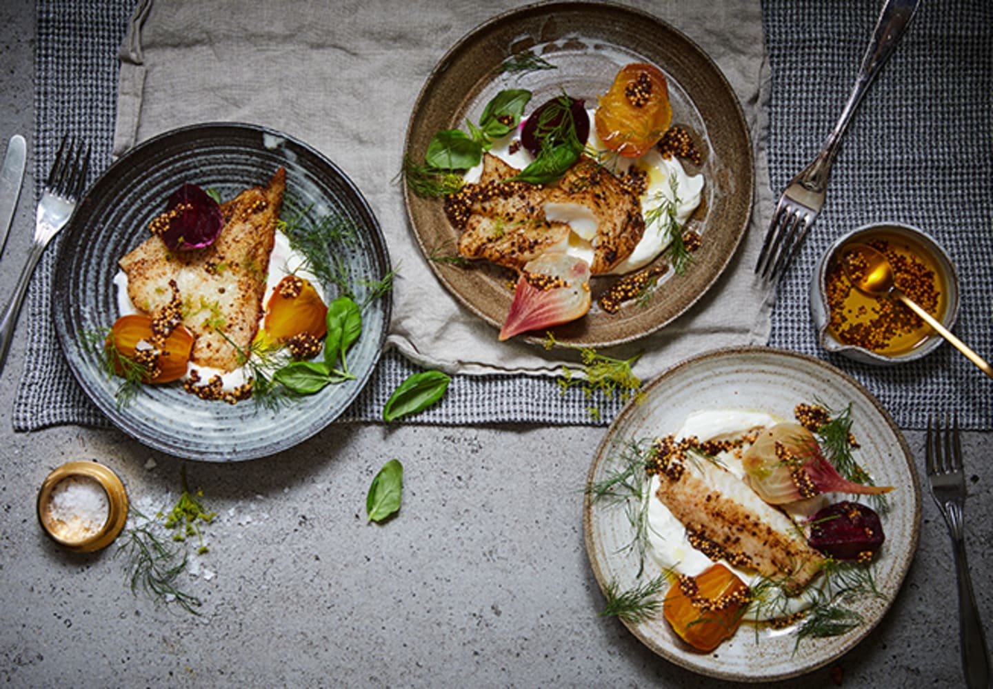 Smörstekt torsk med senapspicklade betor och yoghurt