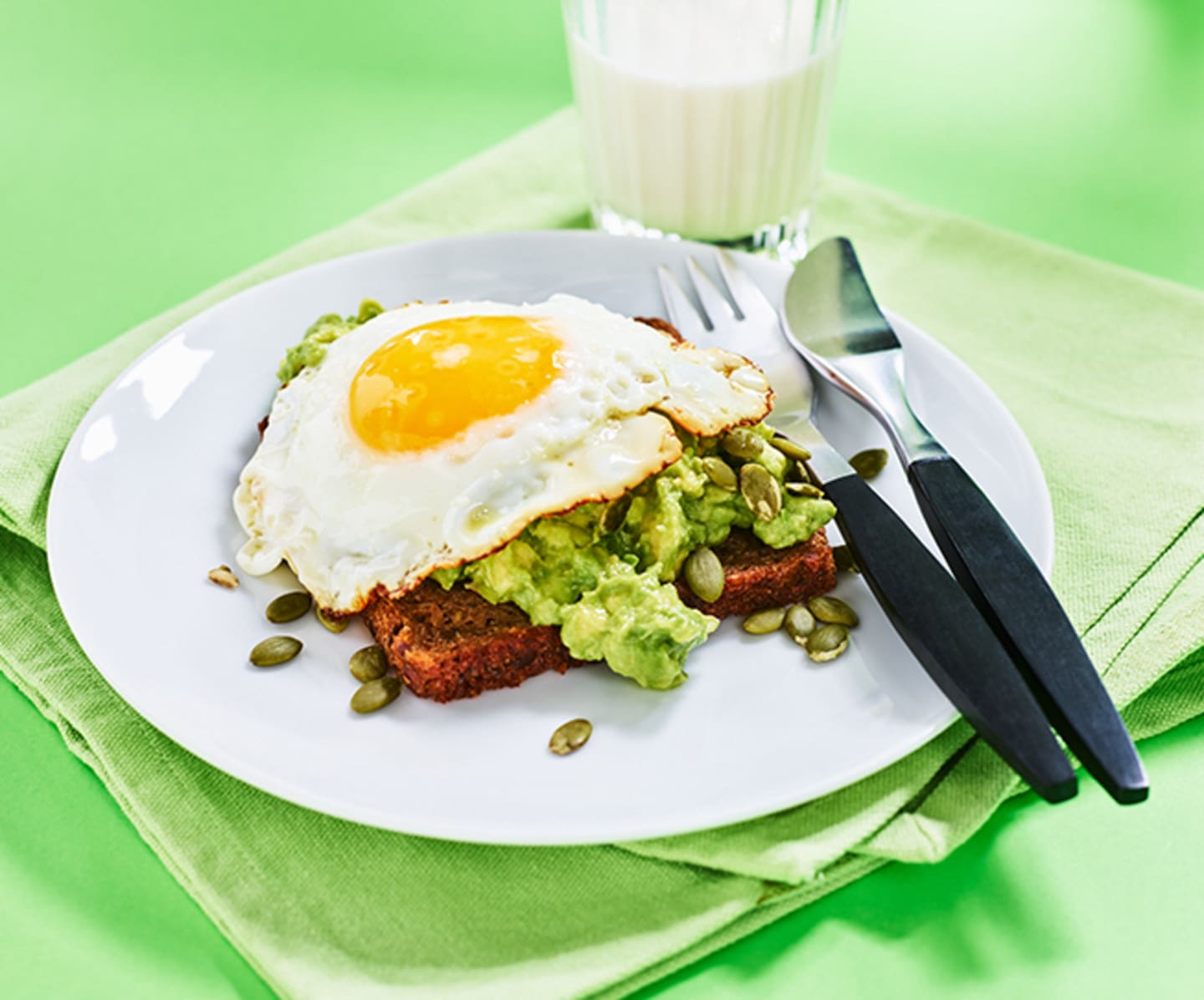 Smörgås med avokadoröra och stekt ägg